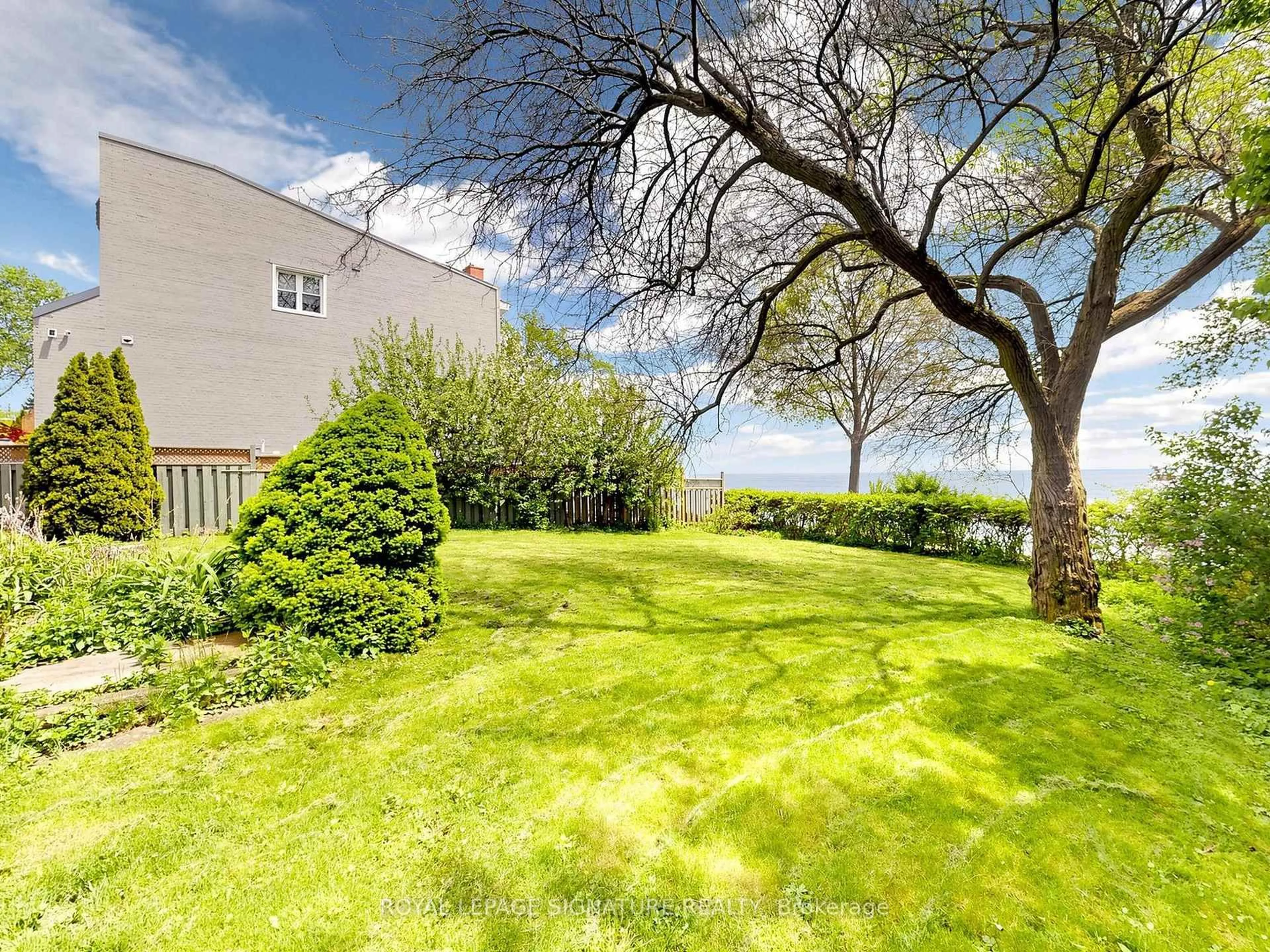 A pic from outside/outdoor area/front of a property/back of a property/a pic from drone, water/lake/river/ocean view for 2094 Water's Edge Dr, Oakville Ontario L6L 1A4