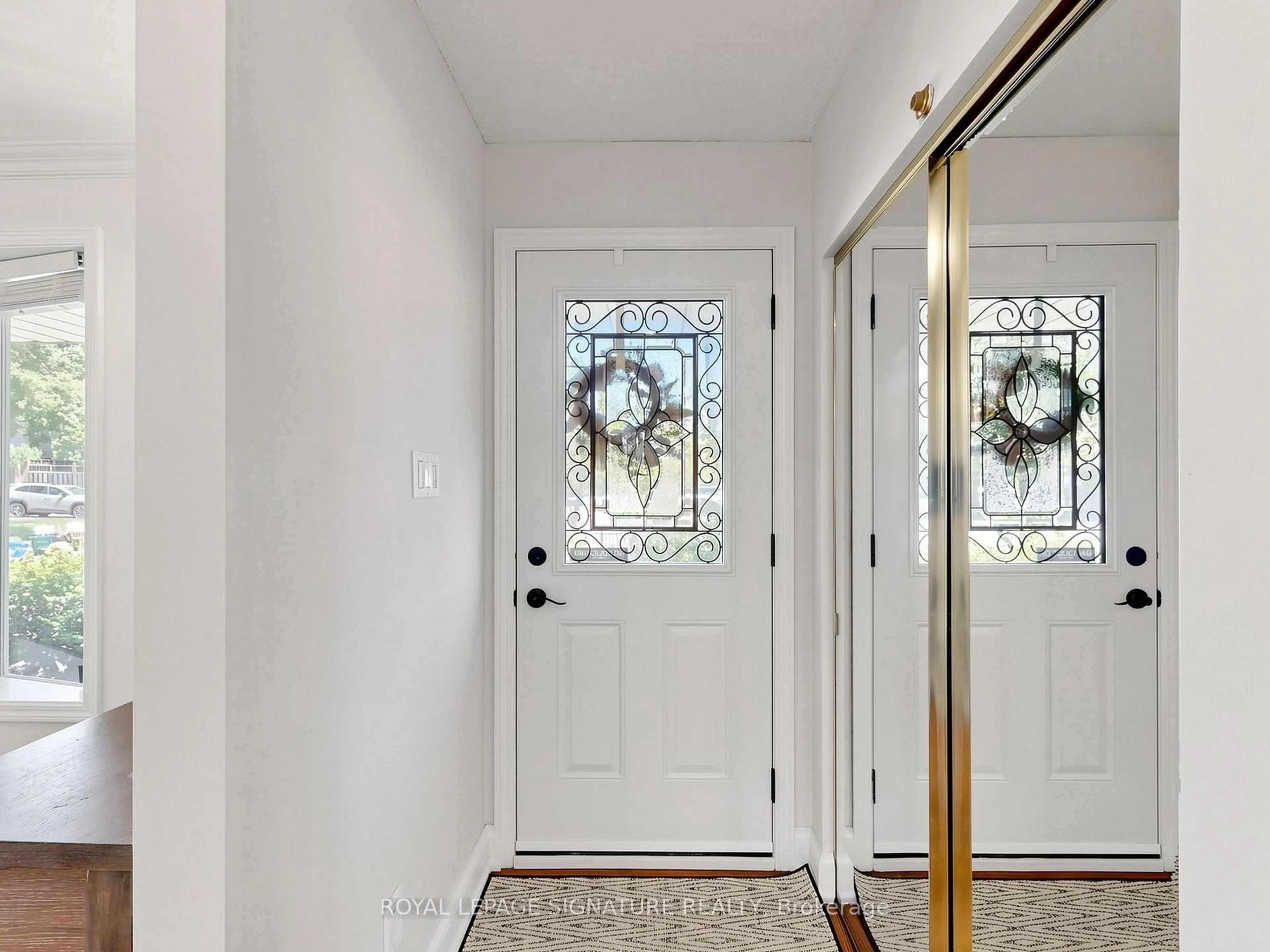 Indoor entryway for 2094 Water's Edge Dr, Oakville Ontario L6L 1A4