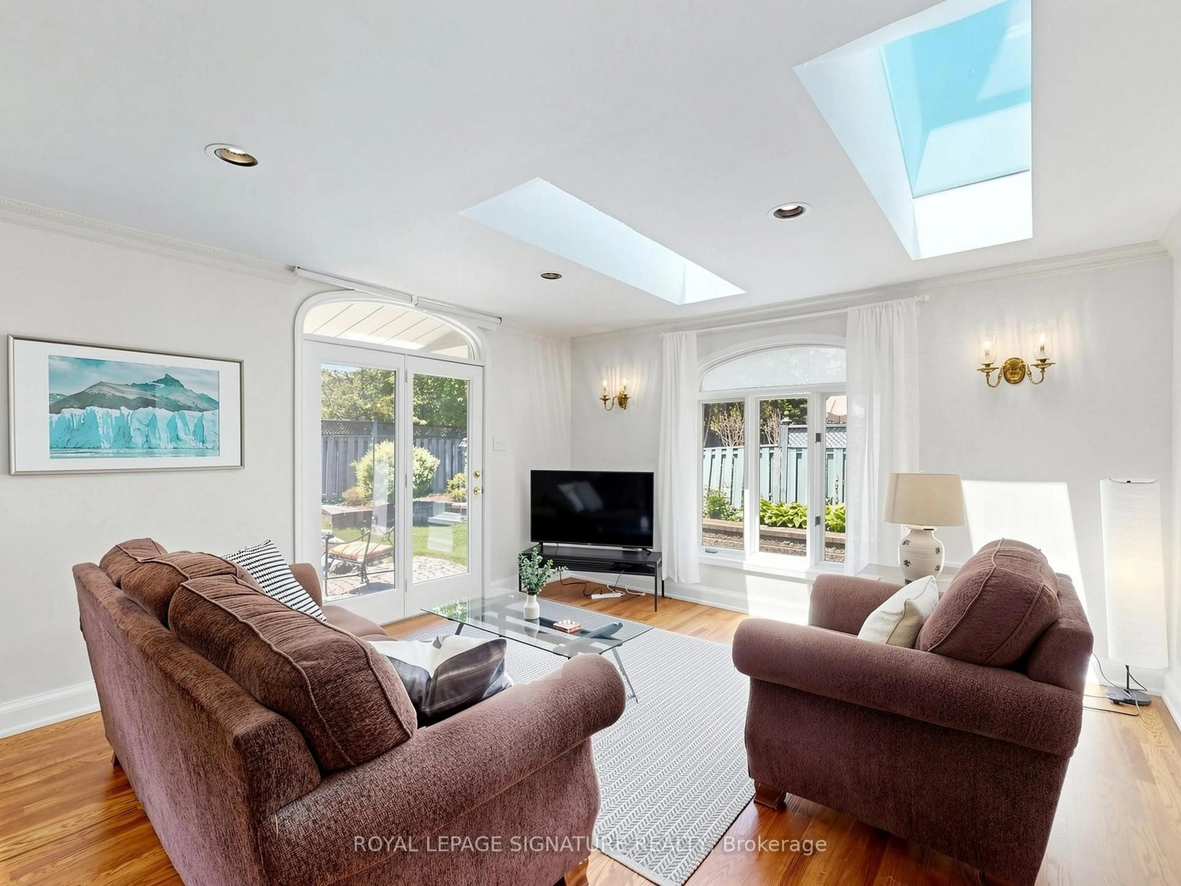 Living room with furniture, unknown for 2094 Water's Edge Dr, Oakville Ontario L6L 1A4