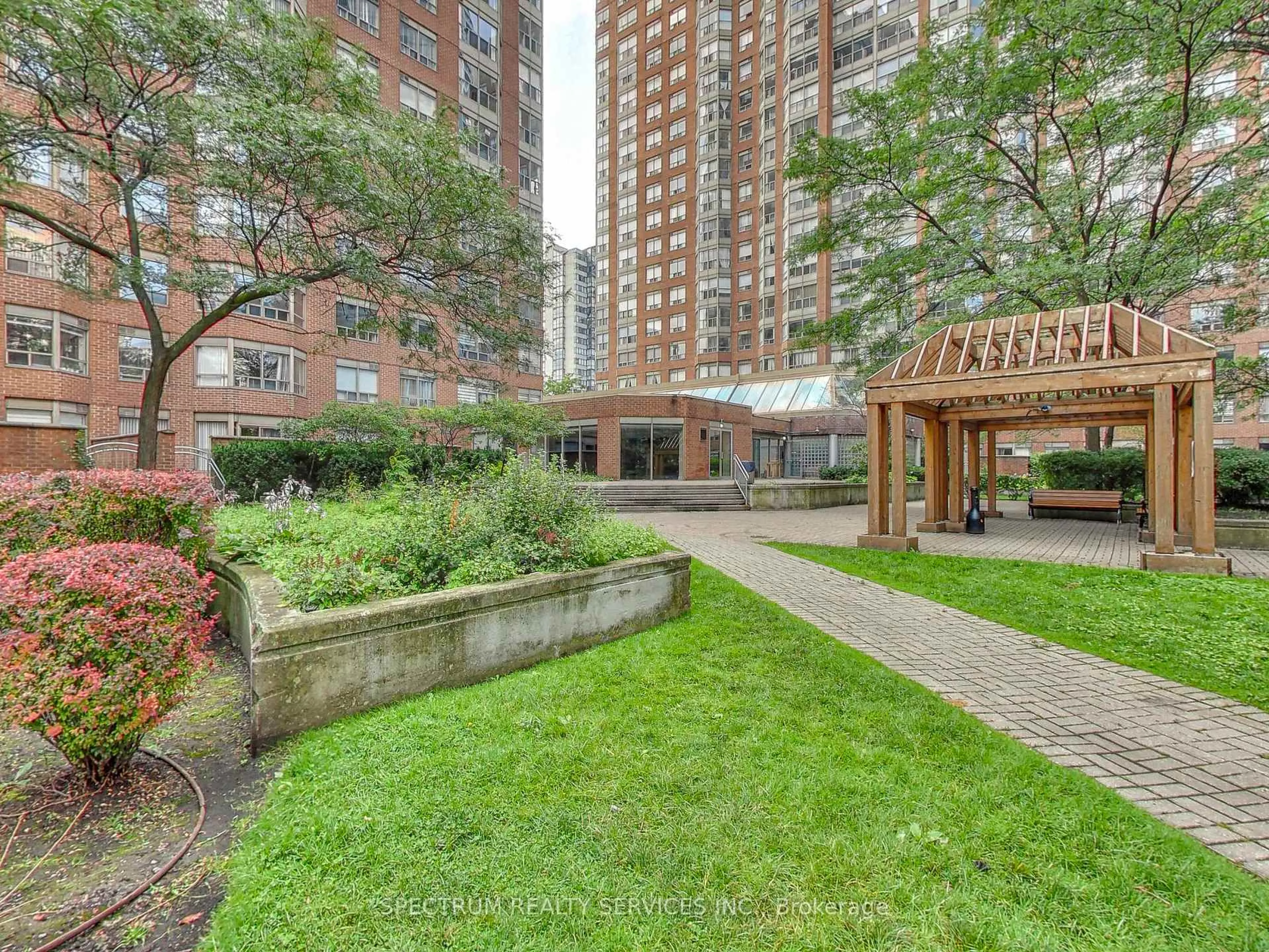 Patio, street for 325 Webb Dr #1603E, Mississauga Ontario L5B 4A1