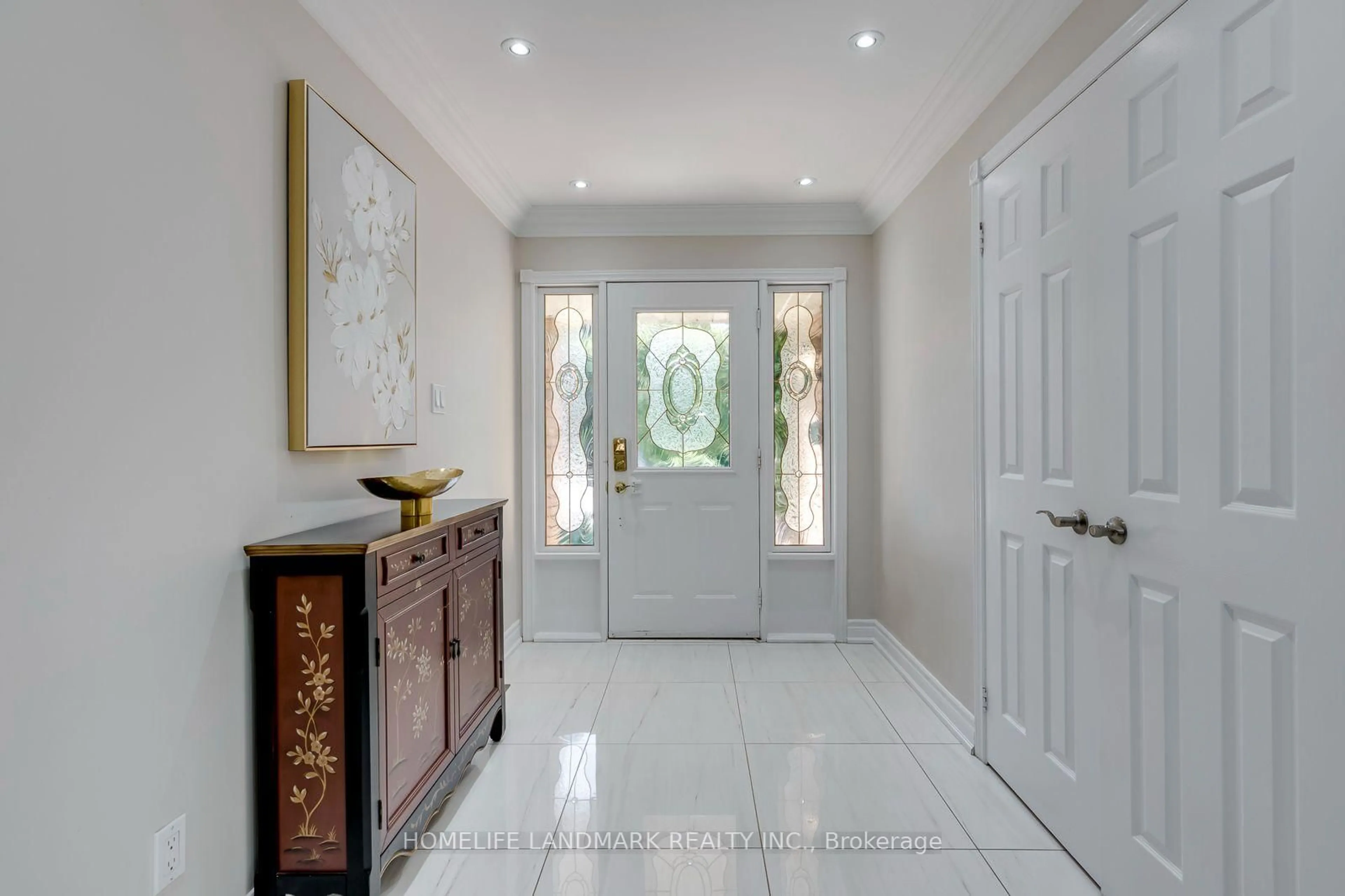 Indoor entryway for 2935 Kingsway Dr, Oakville Ontario L6J 6R8