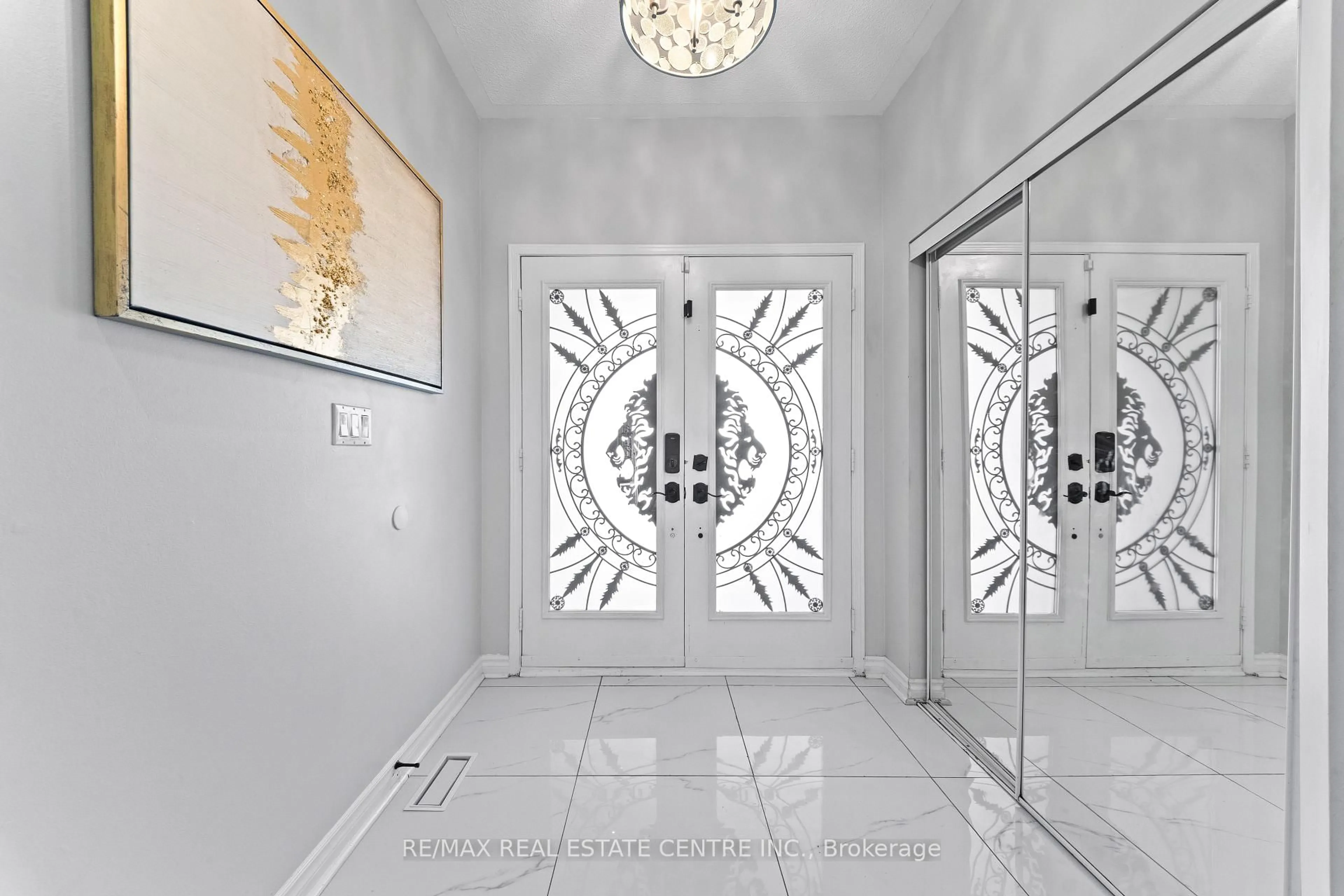 Indoor foyer for 10 Midvale Rd, Brampton Ontario L7A 2N1