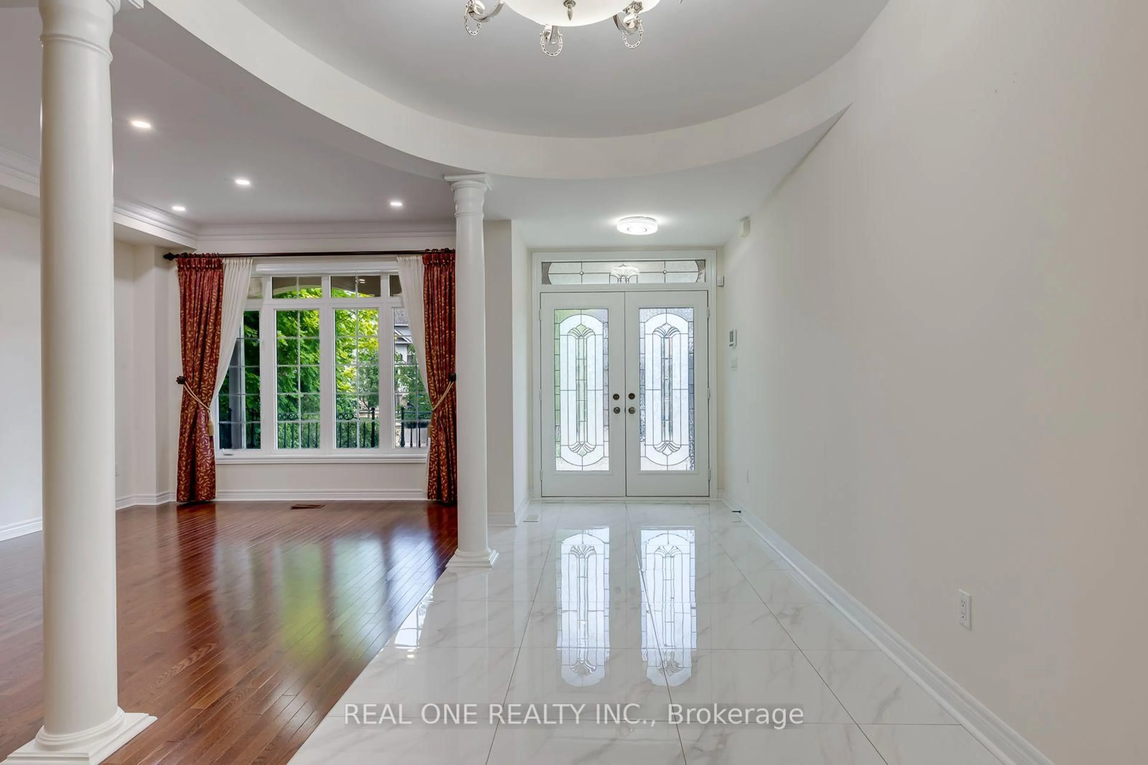 Indoor entryway for 1387 Ferncrest Rd, Oakville Ontario L6H 7W2