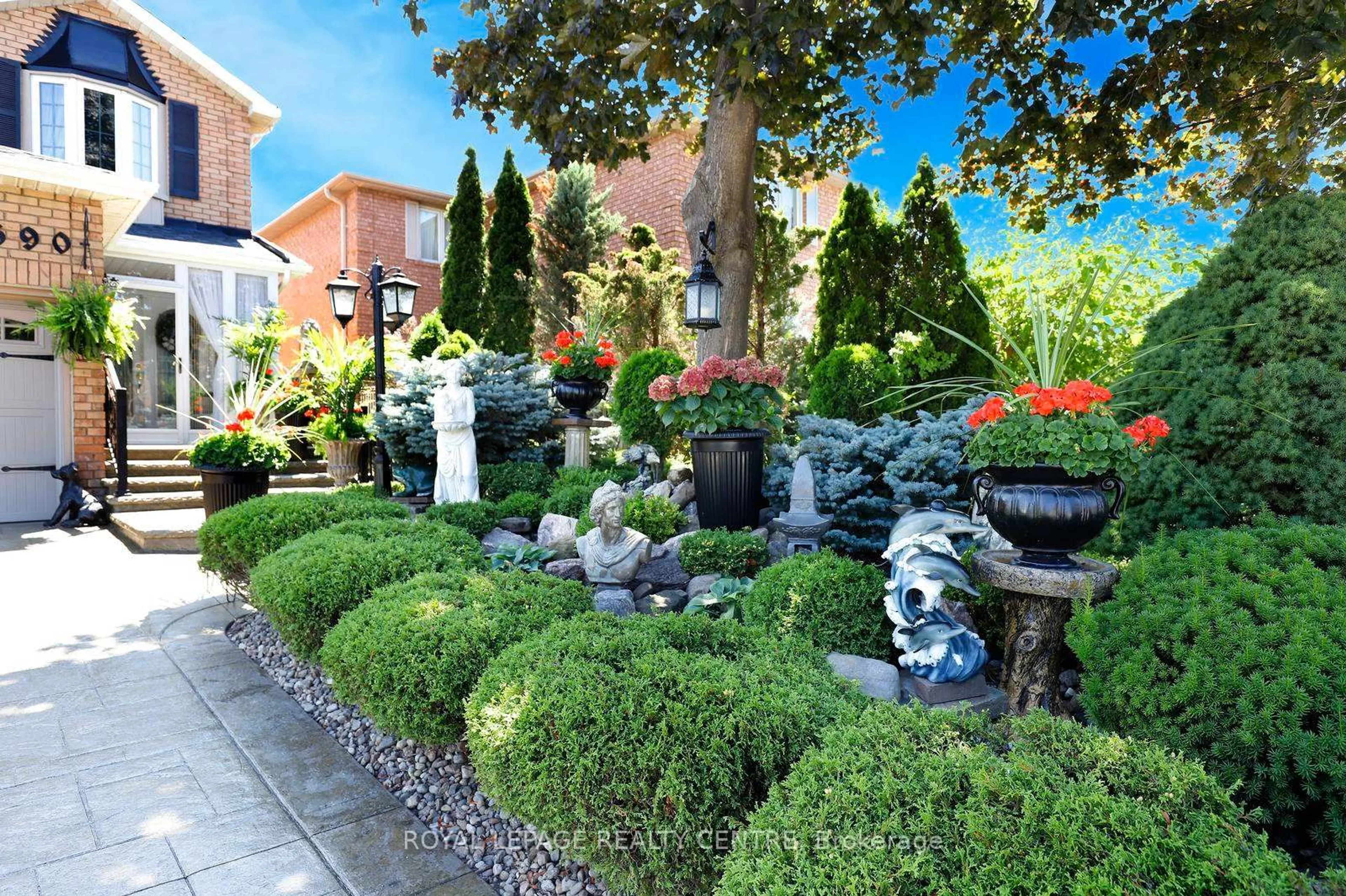 Patio, street for 690 Ashprior Ave, Mississauga Ontario L5R 3N8