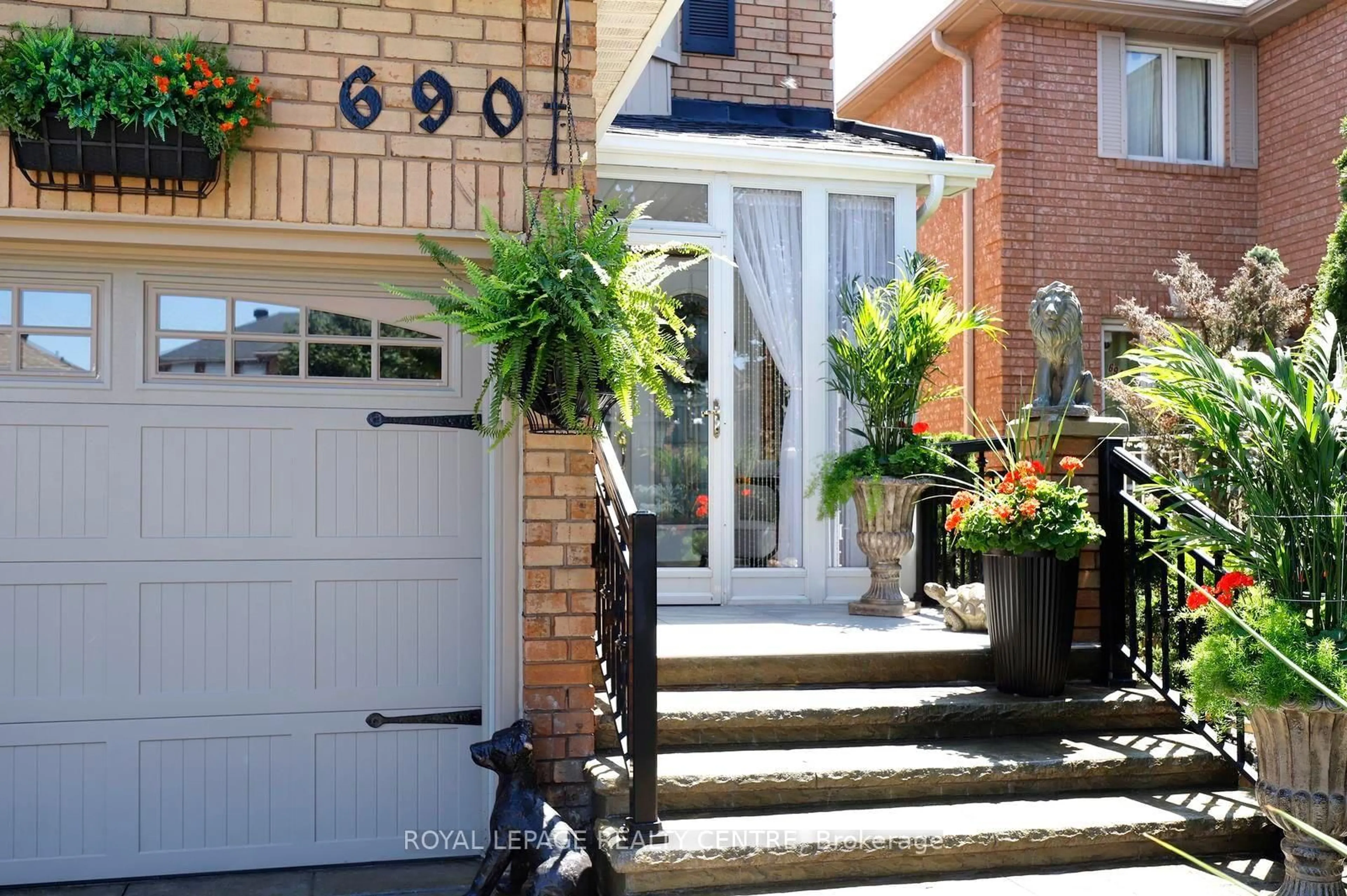 Indoor entryway for 690 Ashprior Ave, Mississauga Ontario L5R 3N8