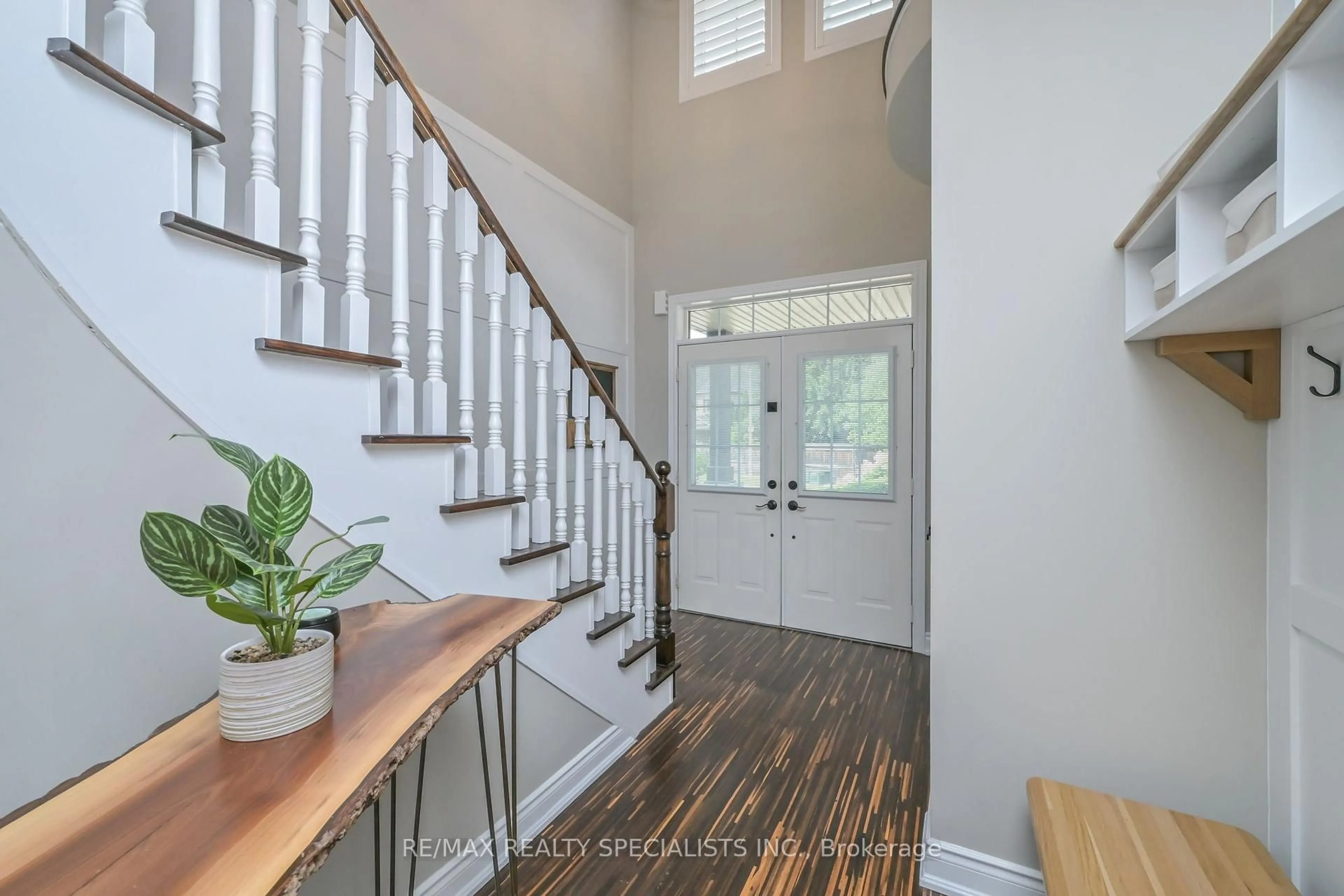 Indoor entryway for 5424 Greer Dr, Burlington Ontario L7L 7M7