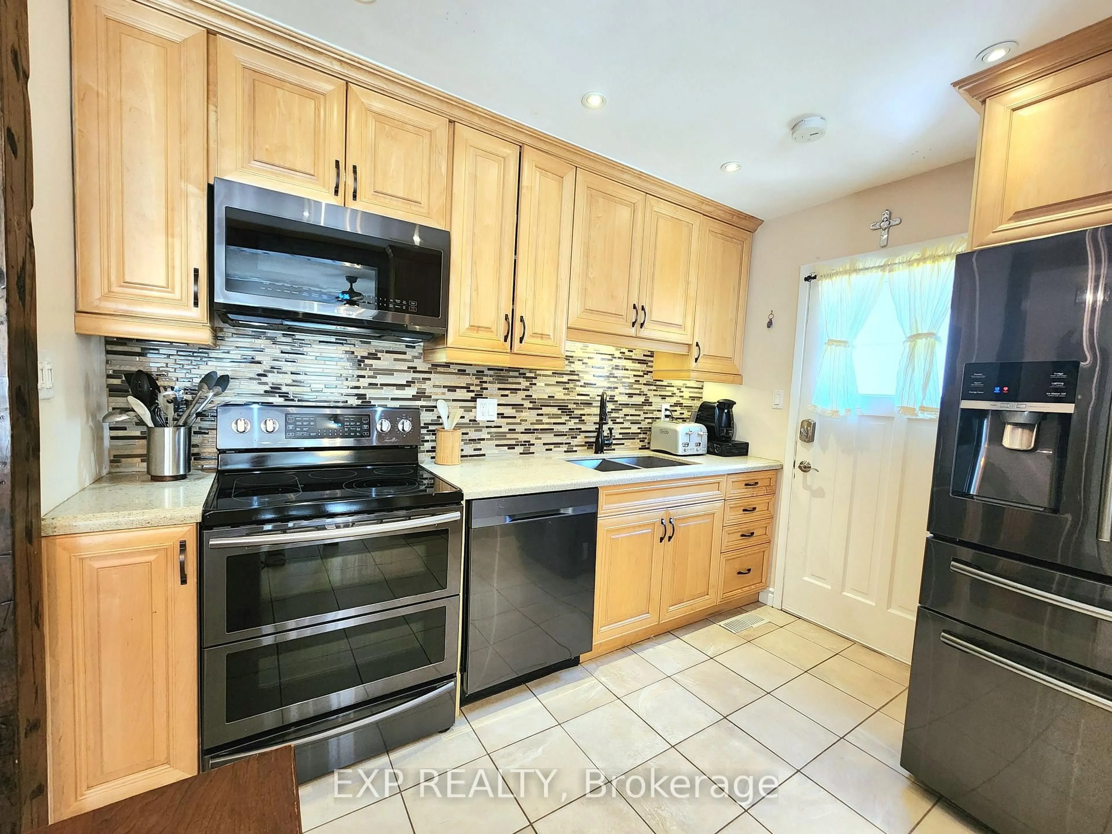 Standard kitchen, ceramic/tile floor for 2832 Windwood Dr, Mississauga Ontario L5N 1W7