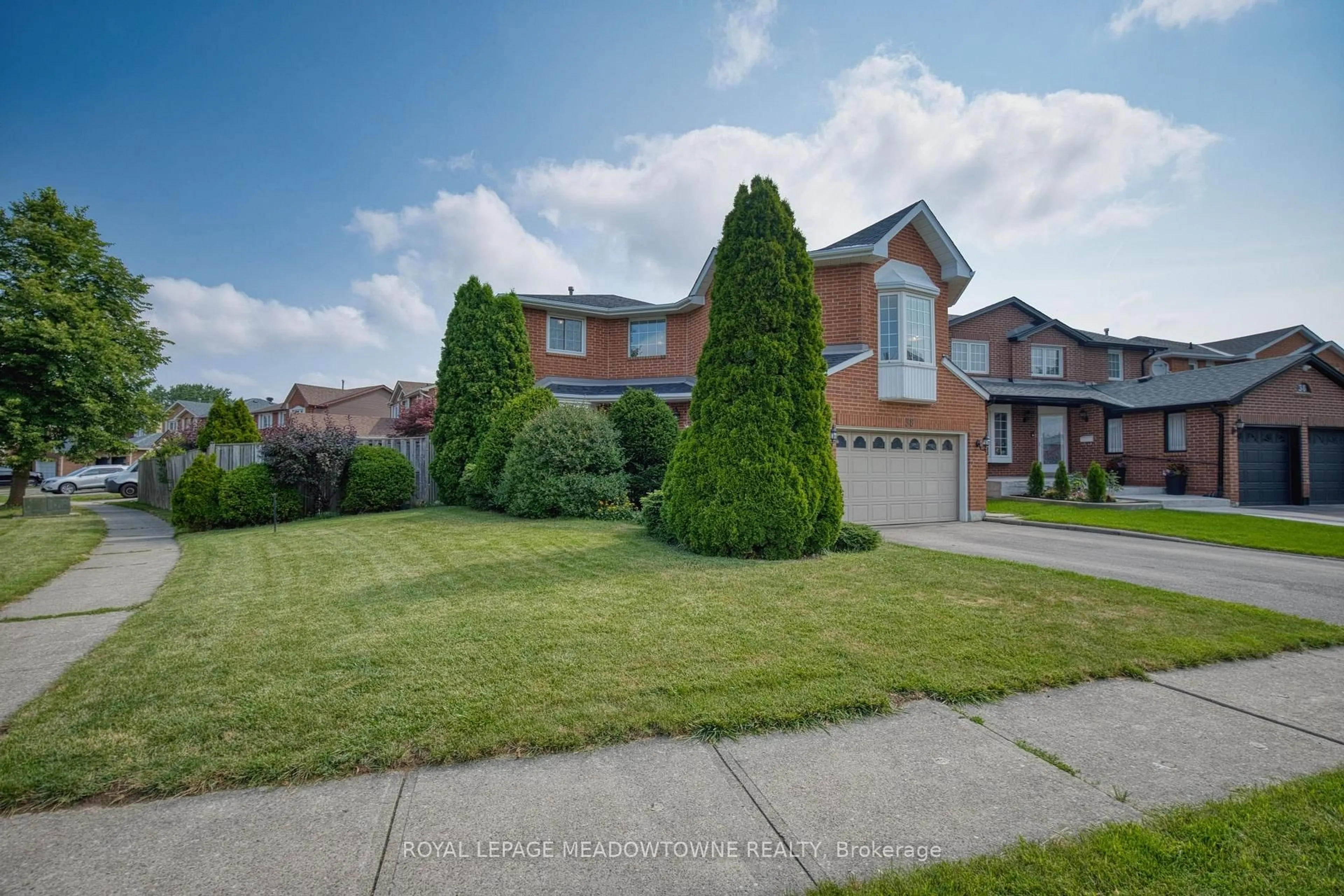 A pic from outside/outdoor area/front of a property/back of a property/a pic from drone, street for 38 Mckillop Crt, Brampton Ontario L6Y 3J2