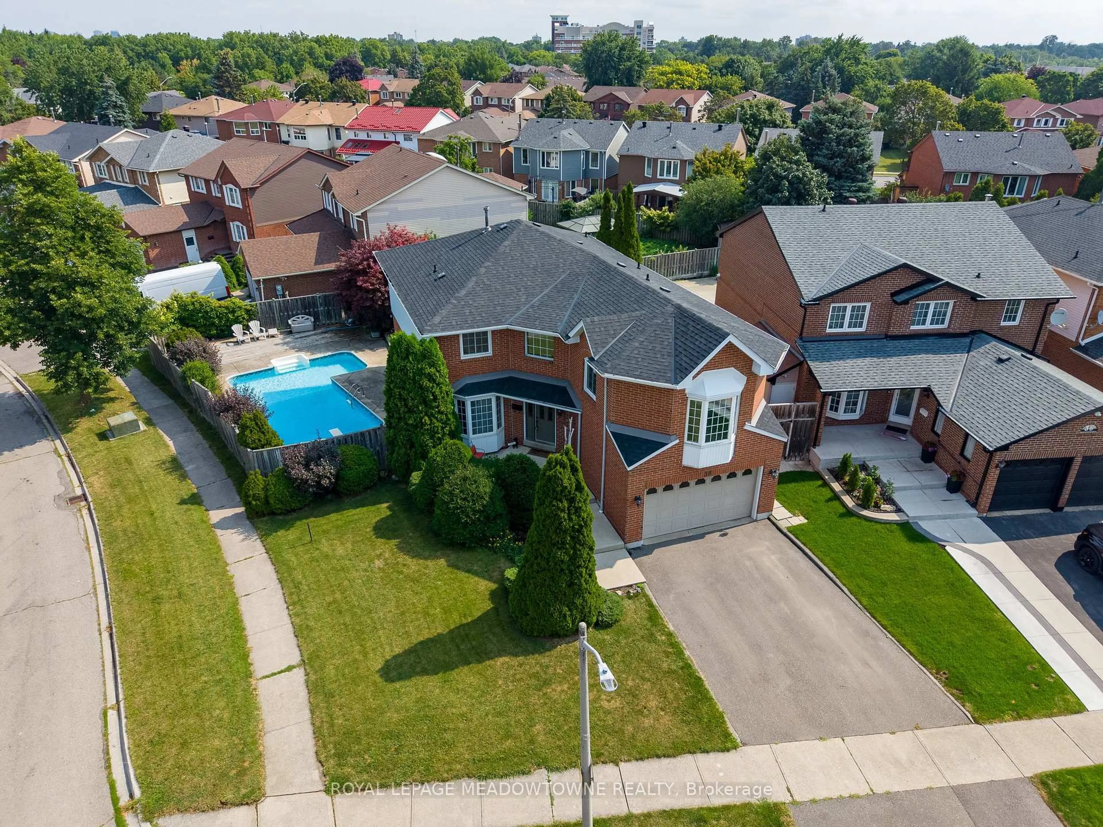 A pic from outside/outdoor area/front of a property/back of a property/a pic from drone, street for 38 Mckillop Crt, Brampton Ontario L6Y 3J2