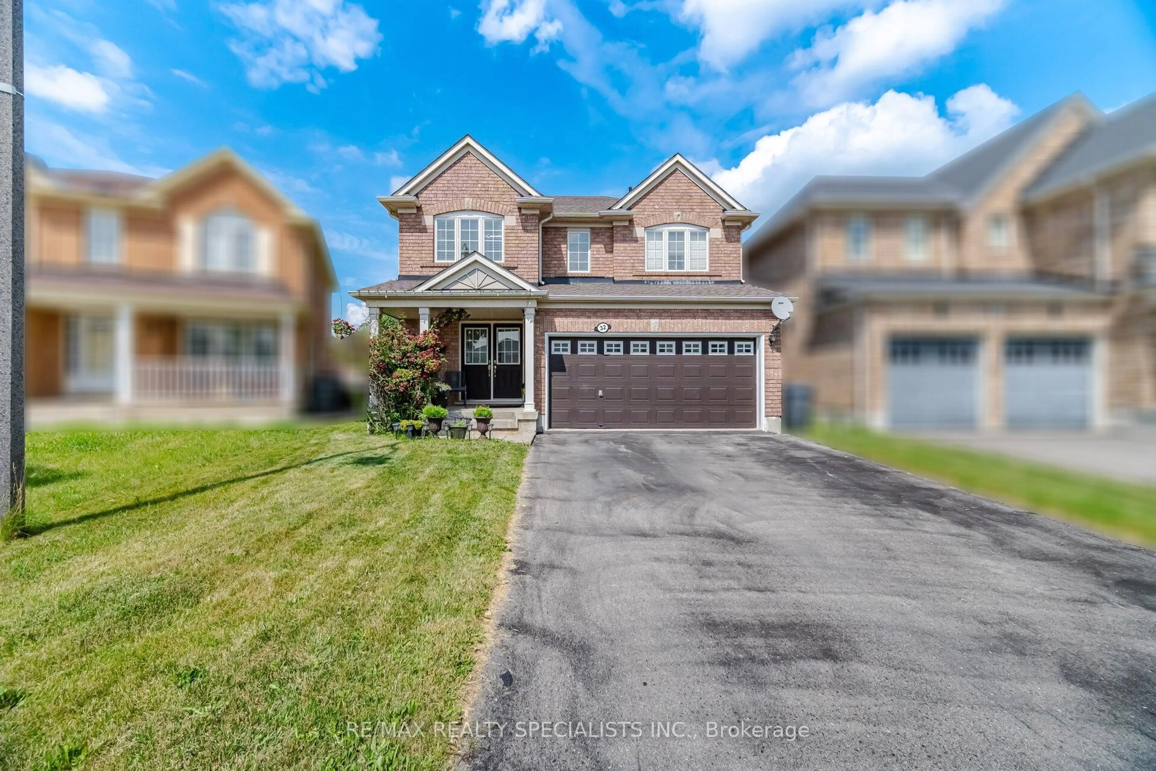 Home with brick exterior material, street for 32 Magnificent Crt, Brampton Ontario L6P 2T2