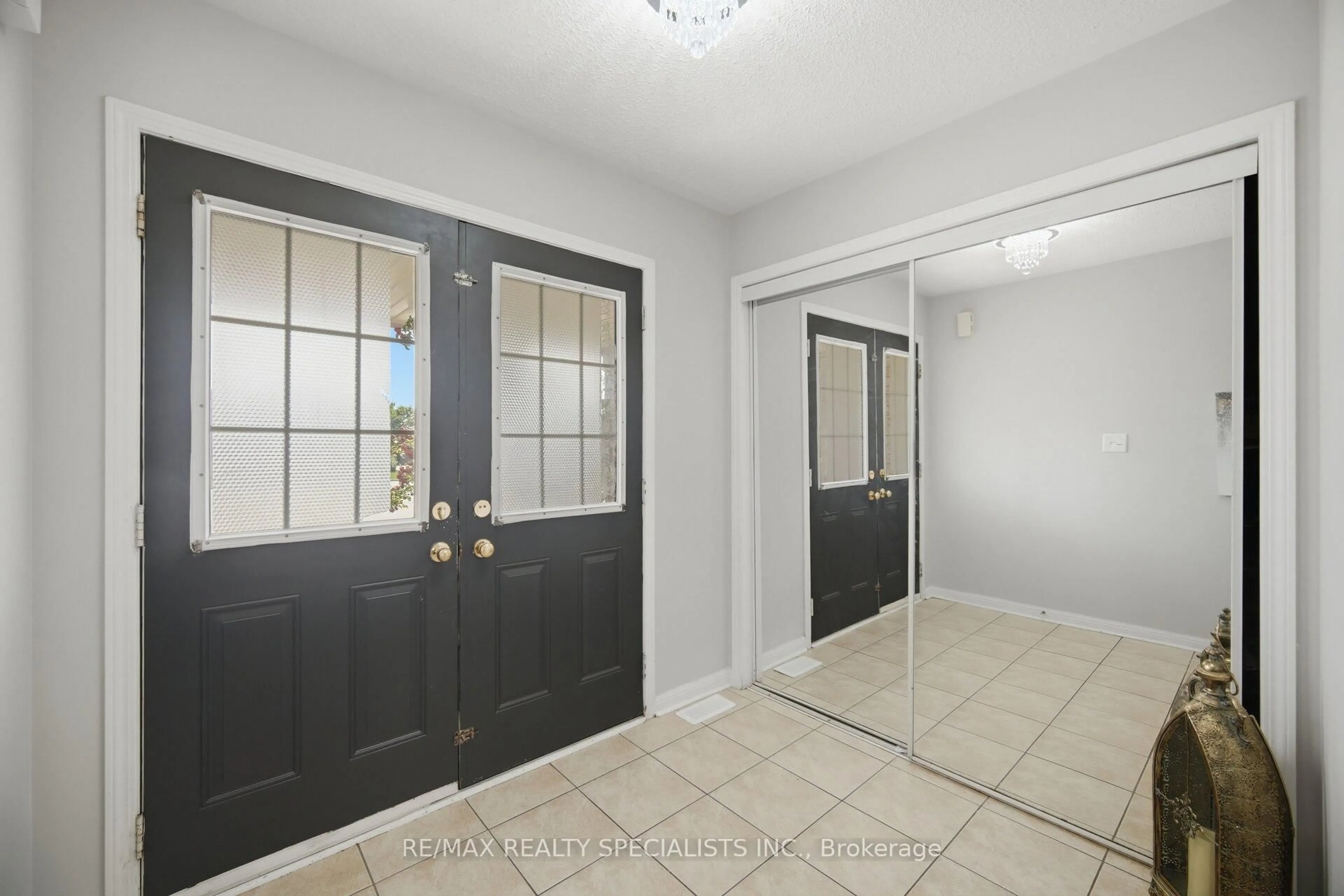 Indoor entryway for 32 Magnificent Crt, Brampton Ontario L6P 2T2
