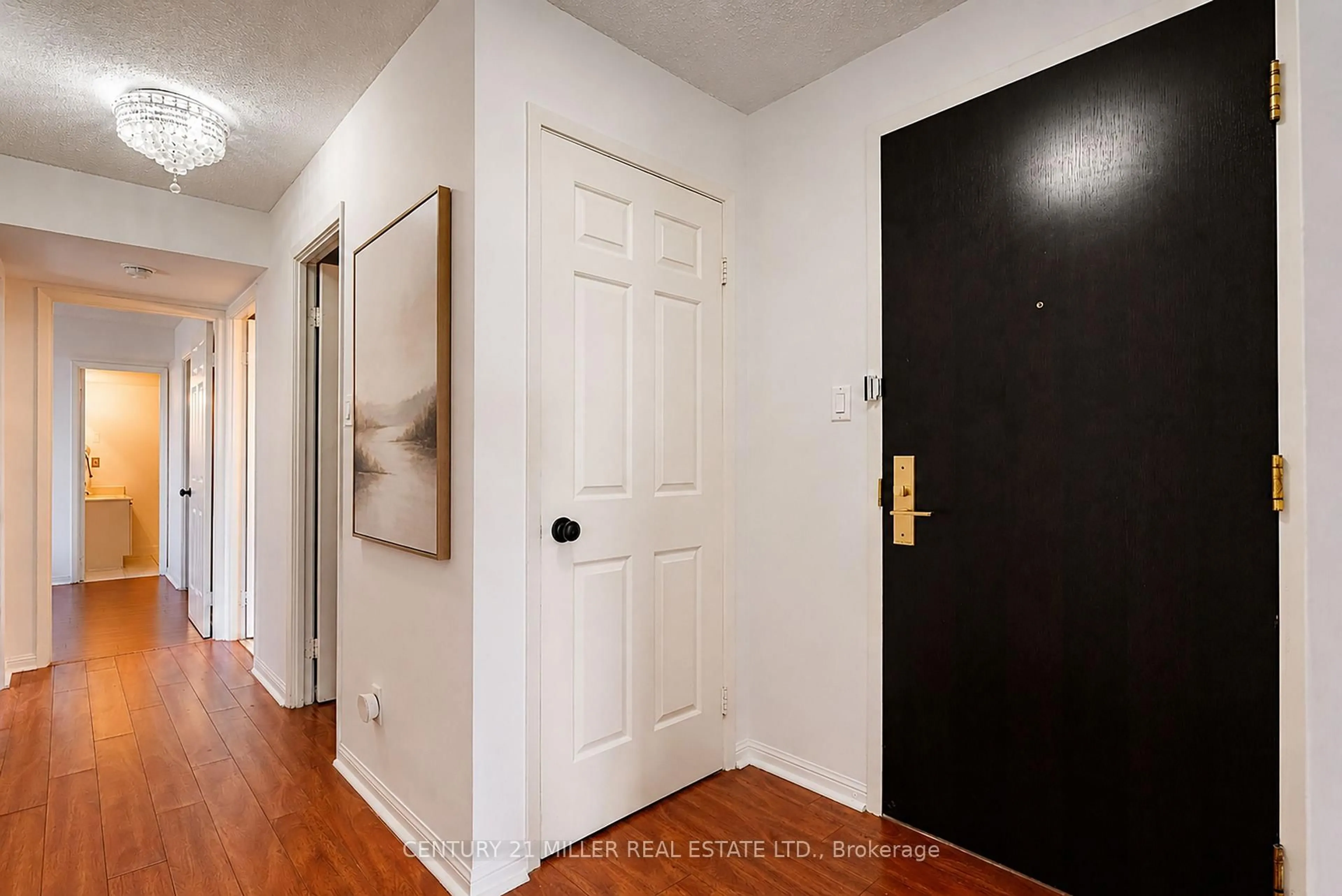 Indoor entryway for 55 Kingsbridge Garden Circ #909, Mississauga Ontario L5R 1Y1