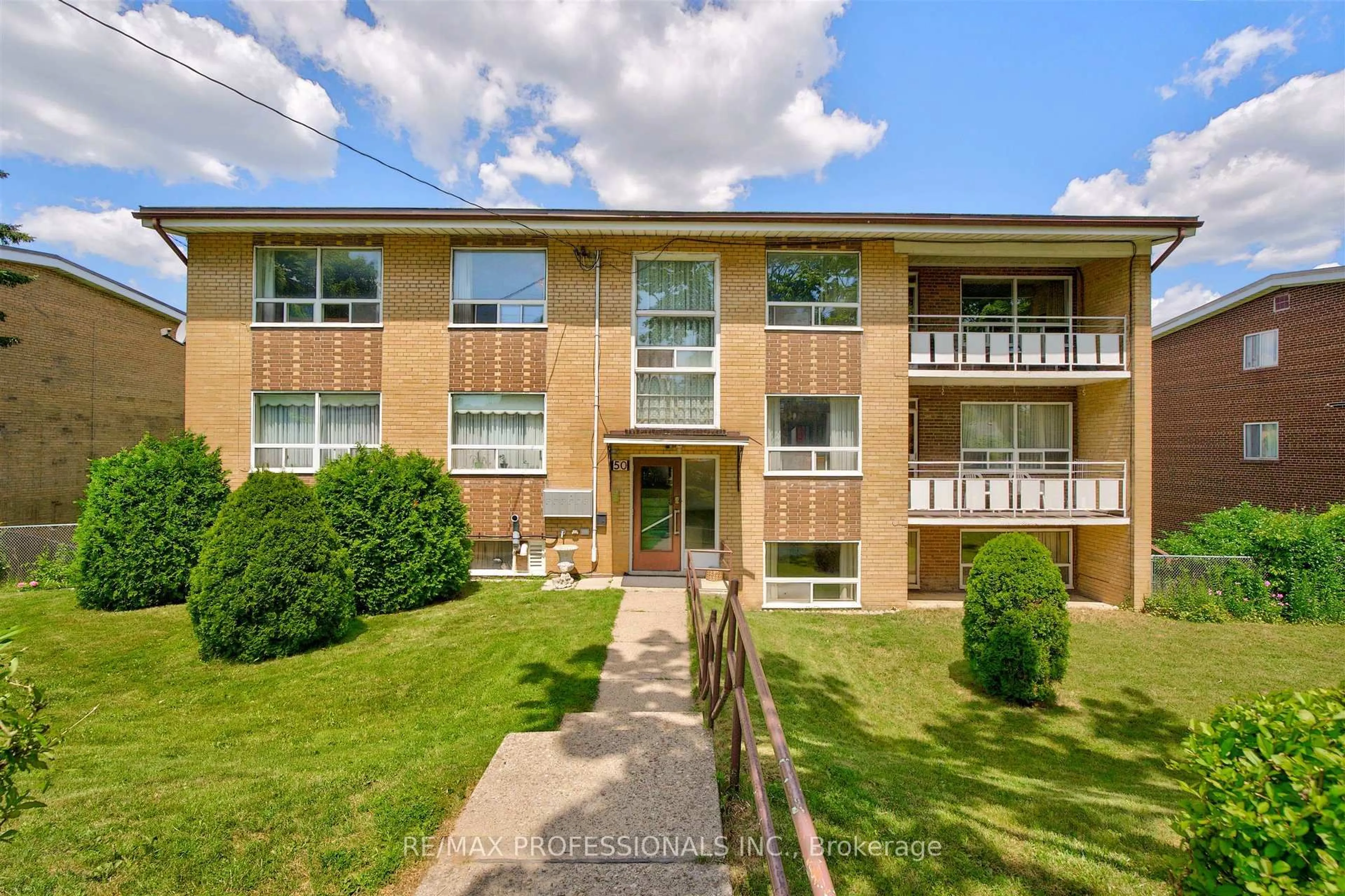 A pic from outside/outdoor area/front of a property/back of a property/a pic from drone, building for 50 Waniska Ave, Toronto Ontario M8Y 1P9