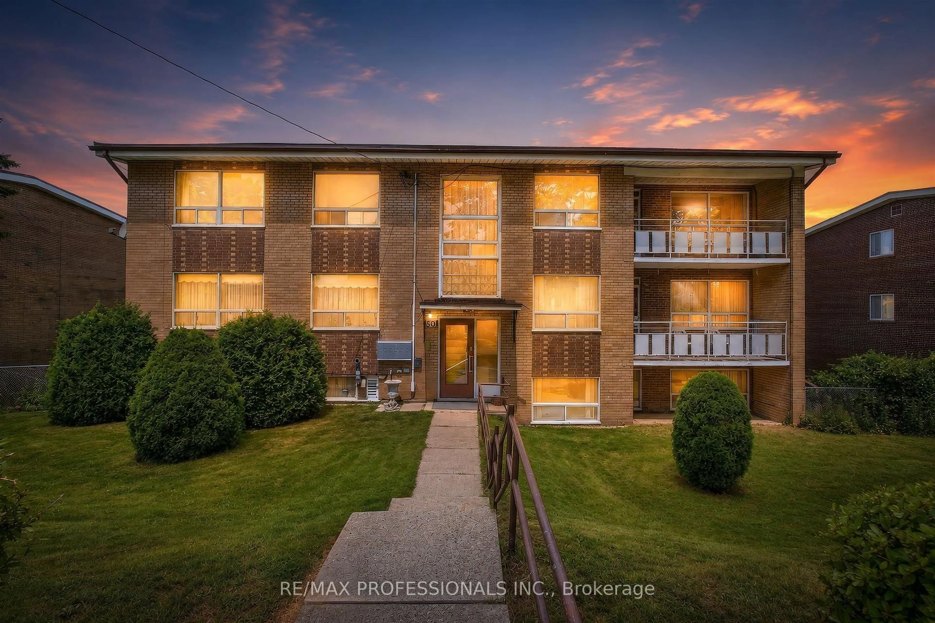 A pic from outside/outdoor area/front of a property/back of a property/a pic from drone, building for 50 Waniska Ave, Toronto Ontario M8Y 1P9