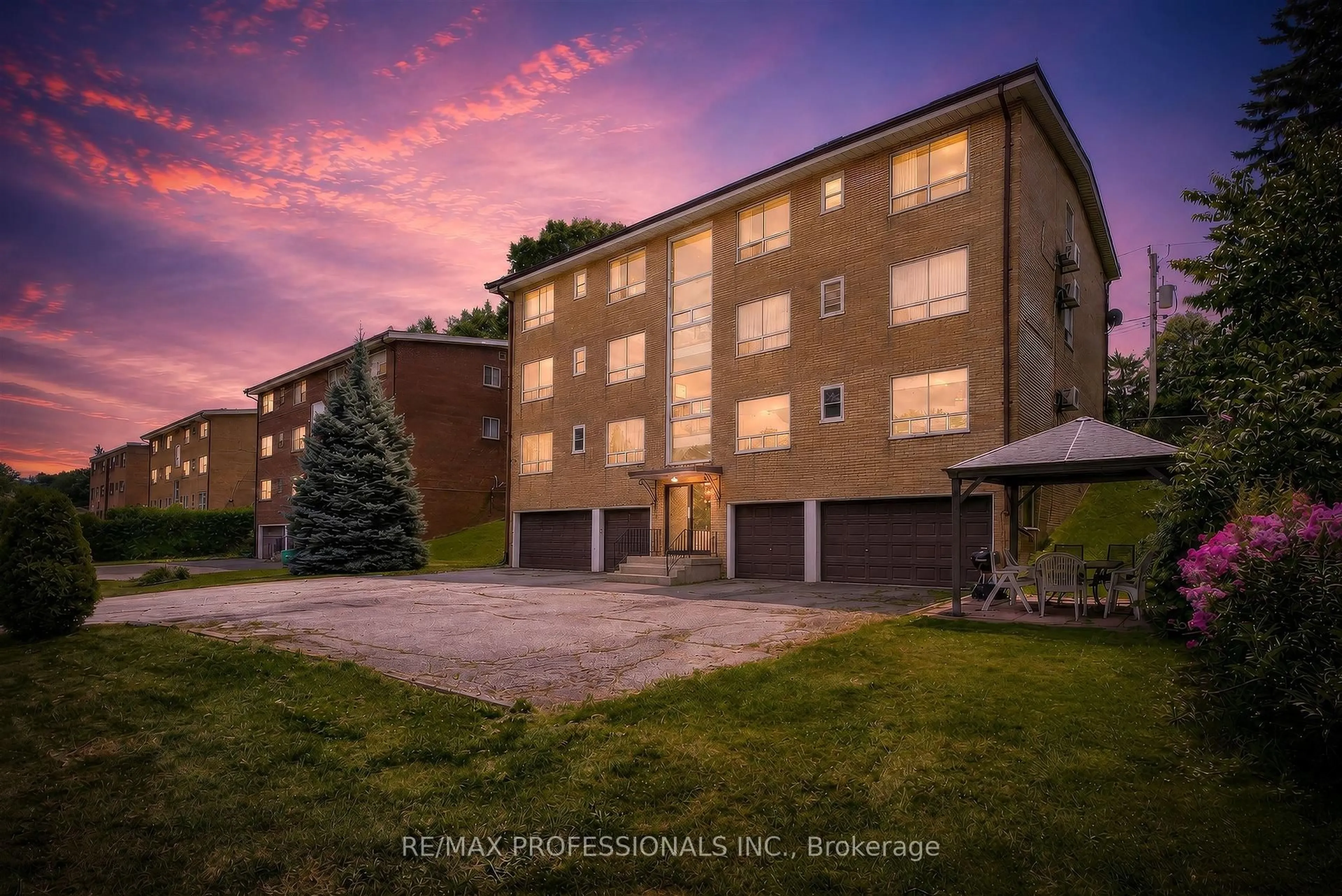 A pic from outside/outdoor area/front of a property/back of a property/a pic from drone, building for 50 Waniska Ave, Toronto Ontario M8Y 1P9