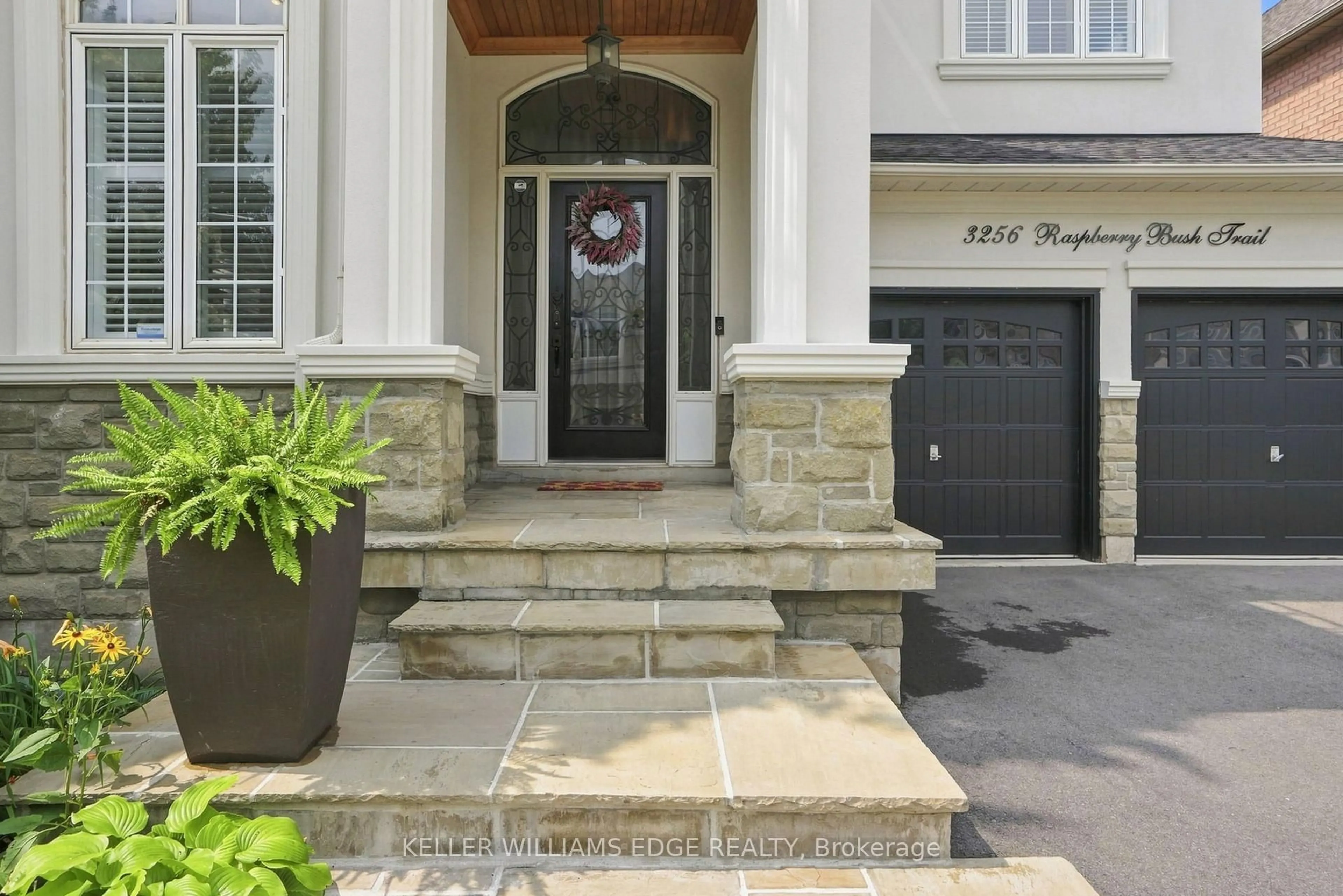 Indoor entryway for 3256 Raspberry Bush Tr, Oakville Ontario L6L 6V6