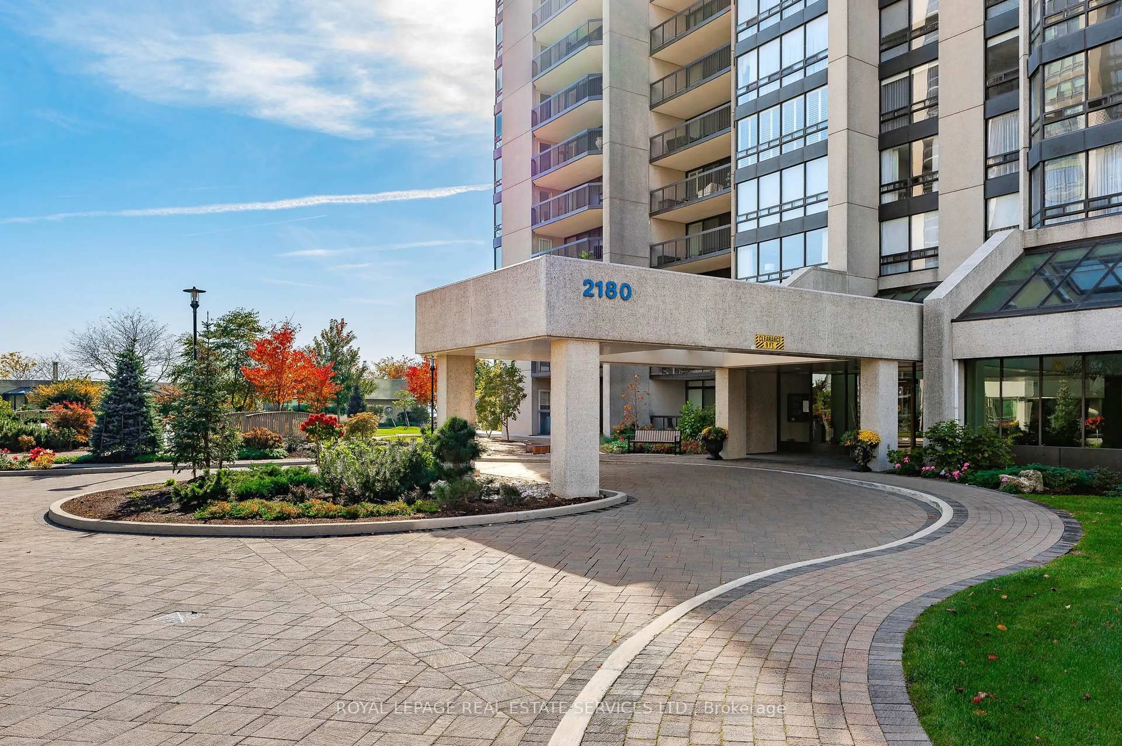 Indoor foyer for 2180 Marine Dr #1601, Oakville Ontario L6L 5V2