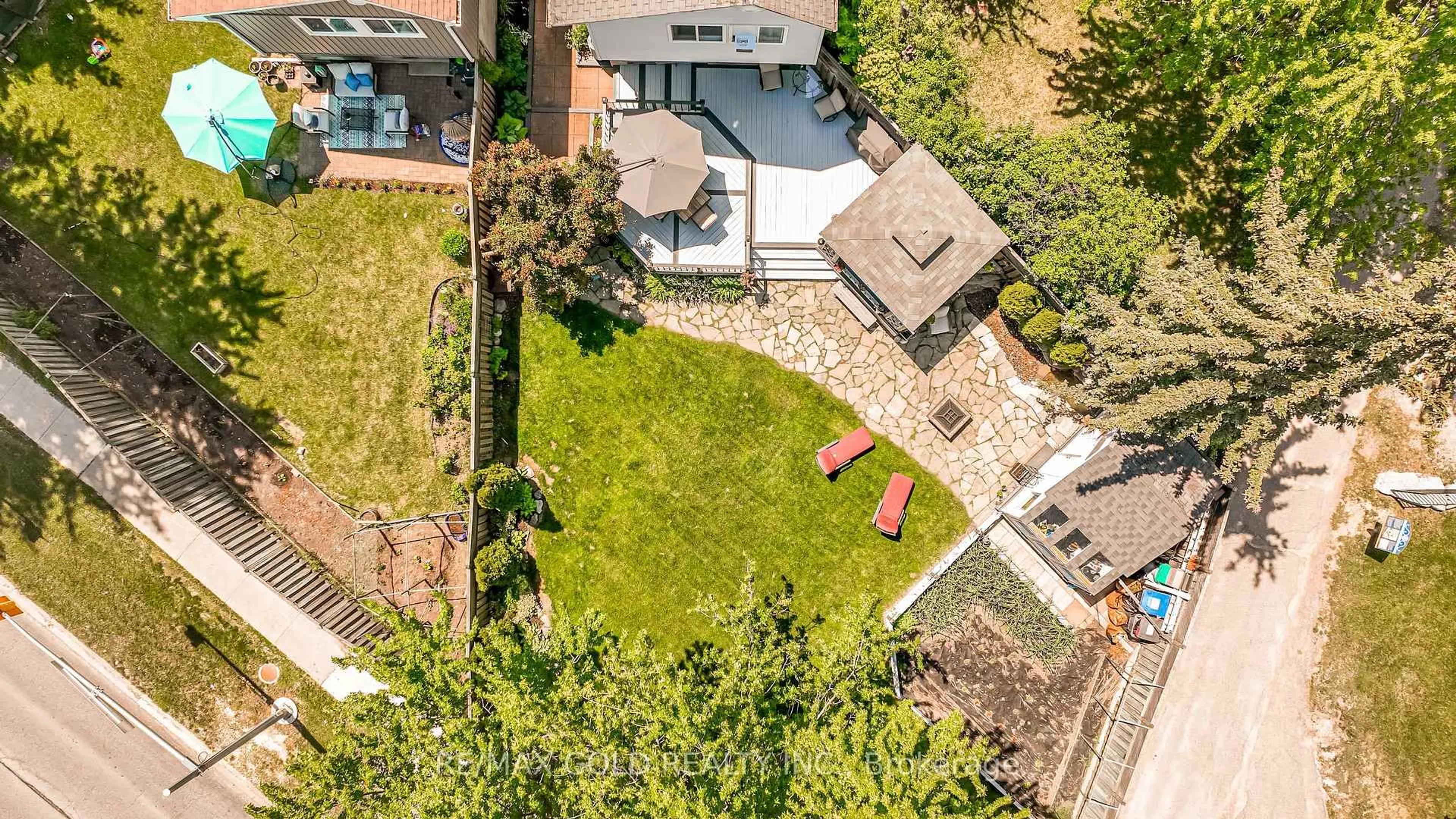 A pic from outside/outdoor area/front of a property/back of a property/a pic from drone, street for 15 Jackman Dr, Brampton Ontario L6S 2L7
