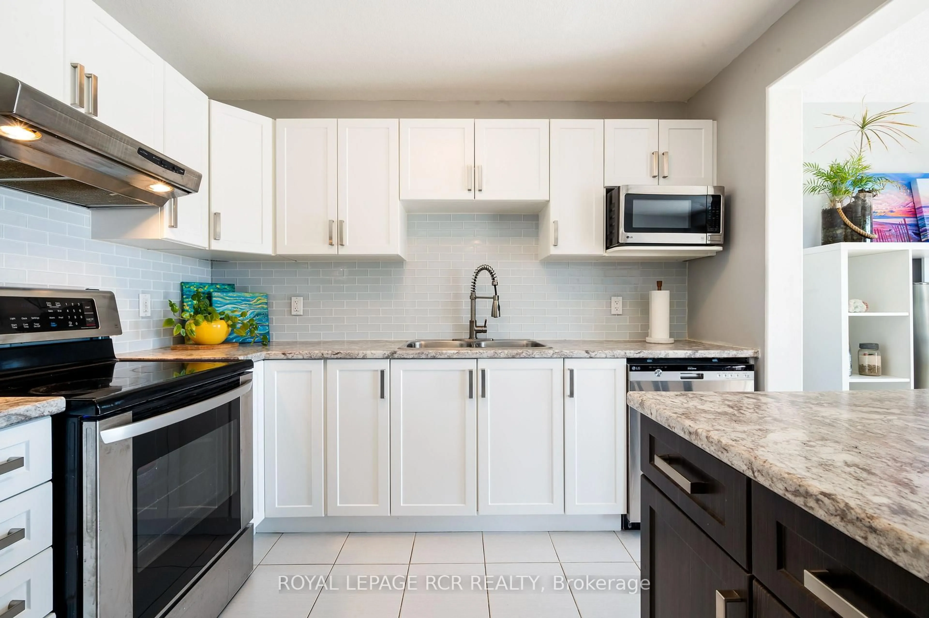 Standard kitchen, ceramic/tile floor for 124 Parkinson Cres #10, Orangeville Ontario L9W 6X3