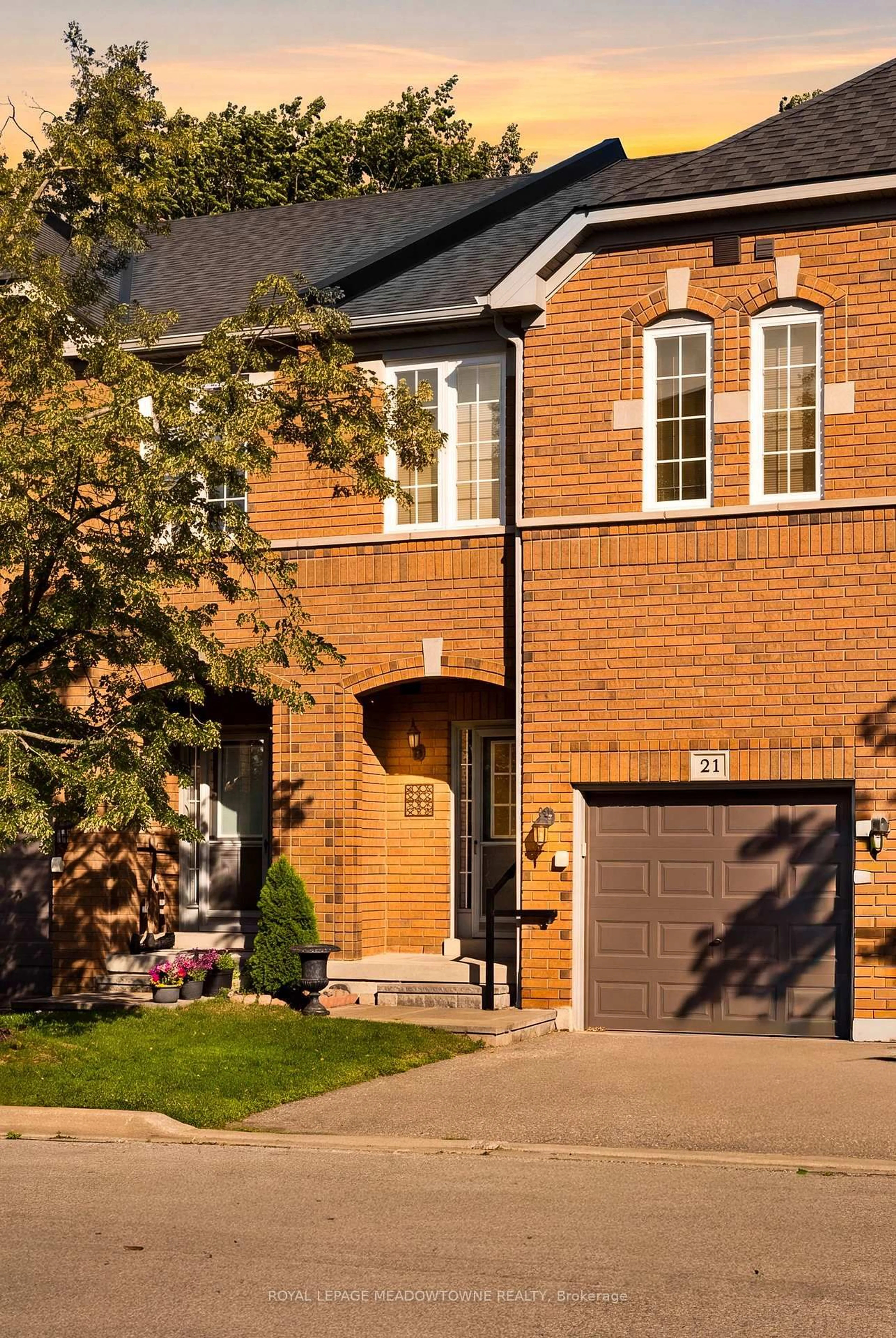 Home with brick exterior material, street for 5530 Glen Erin Dr #21, Mississauga Ontario L5M 6E8