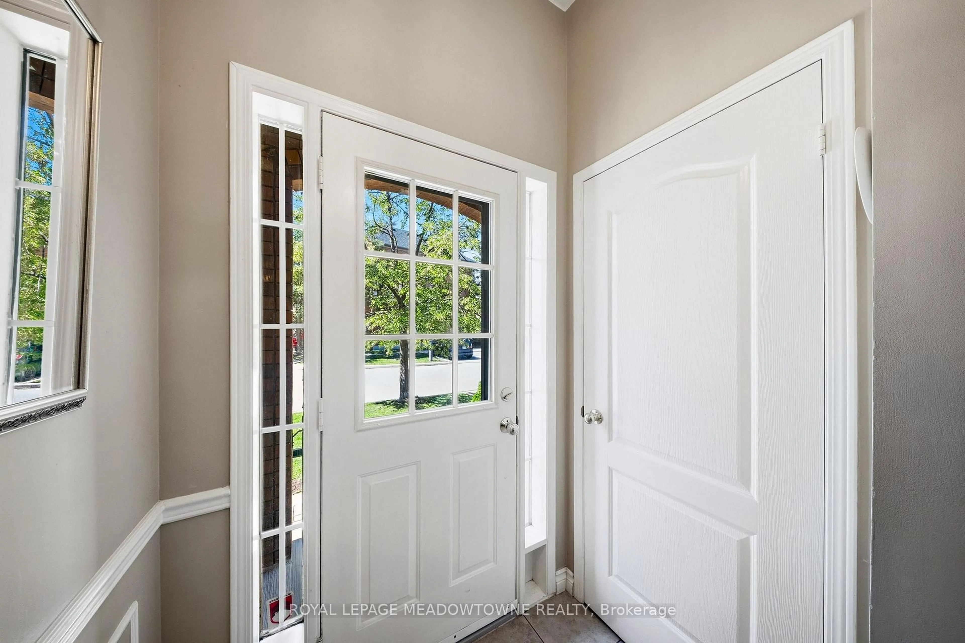 Indoor entryway for 5530 Glen Erin Dr #21, Mississauga Ontario L5M 6E8