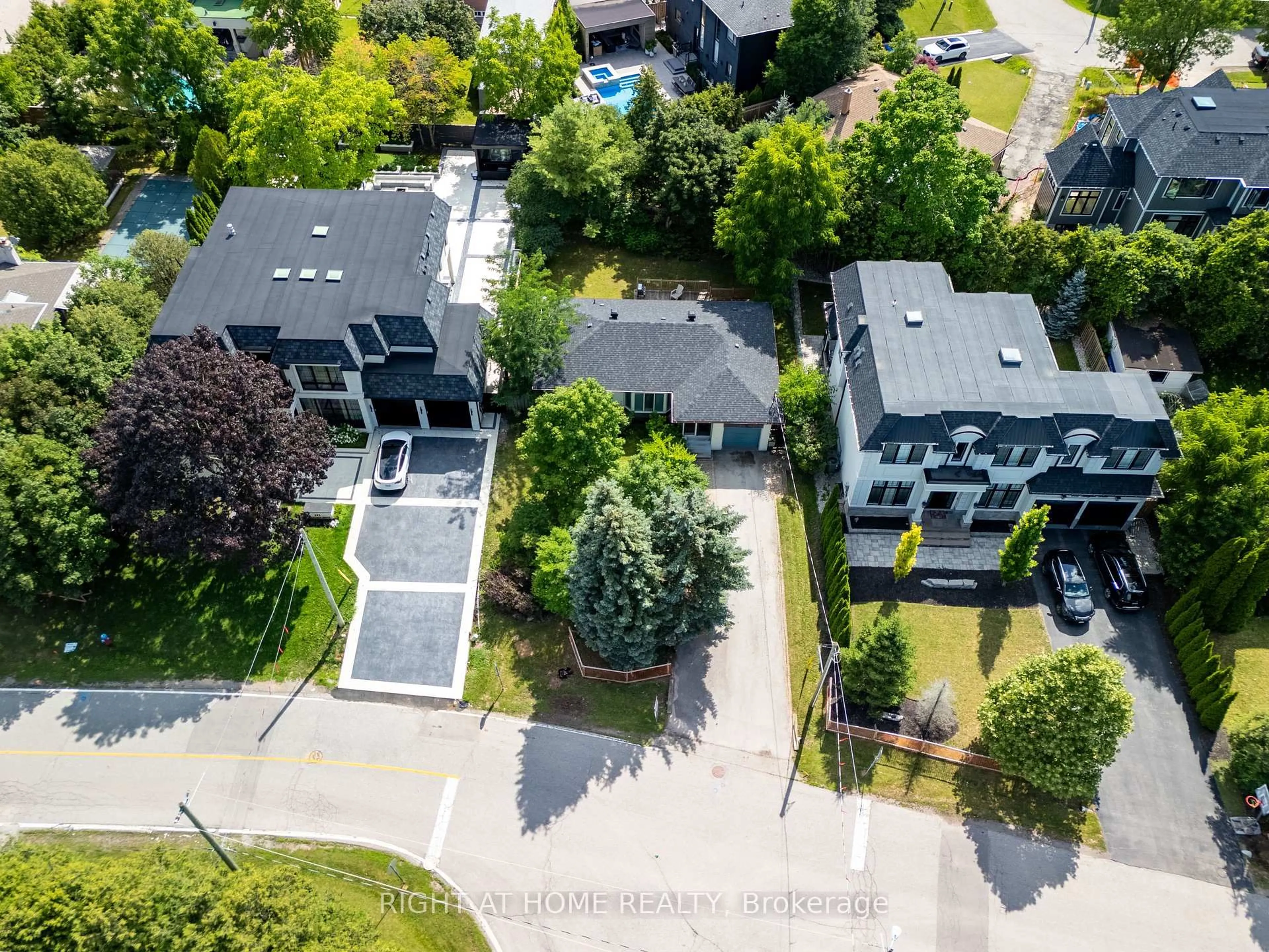 A pic from outside/outdoor area/front of a property/back of a property/a pic from drone, street for 398 Tennyson Dr, Oakville Ontario L6L 3Z1