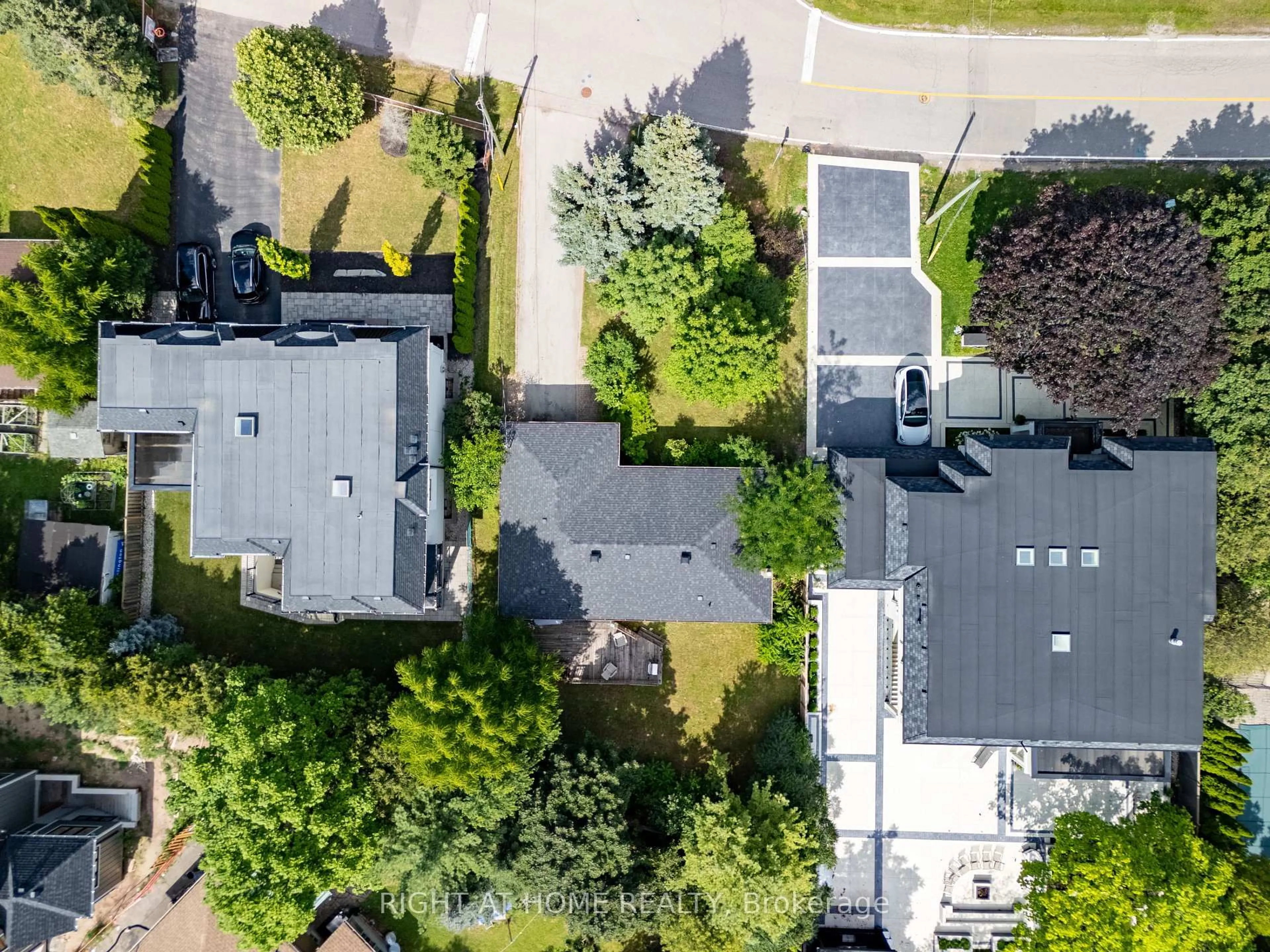 A pic from outside/outdoor area/front of a property/back of a property/a pic from drone, street for 398 Tennyson Dr, Oakville Ontario L6L 3Z1