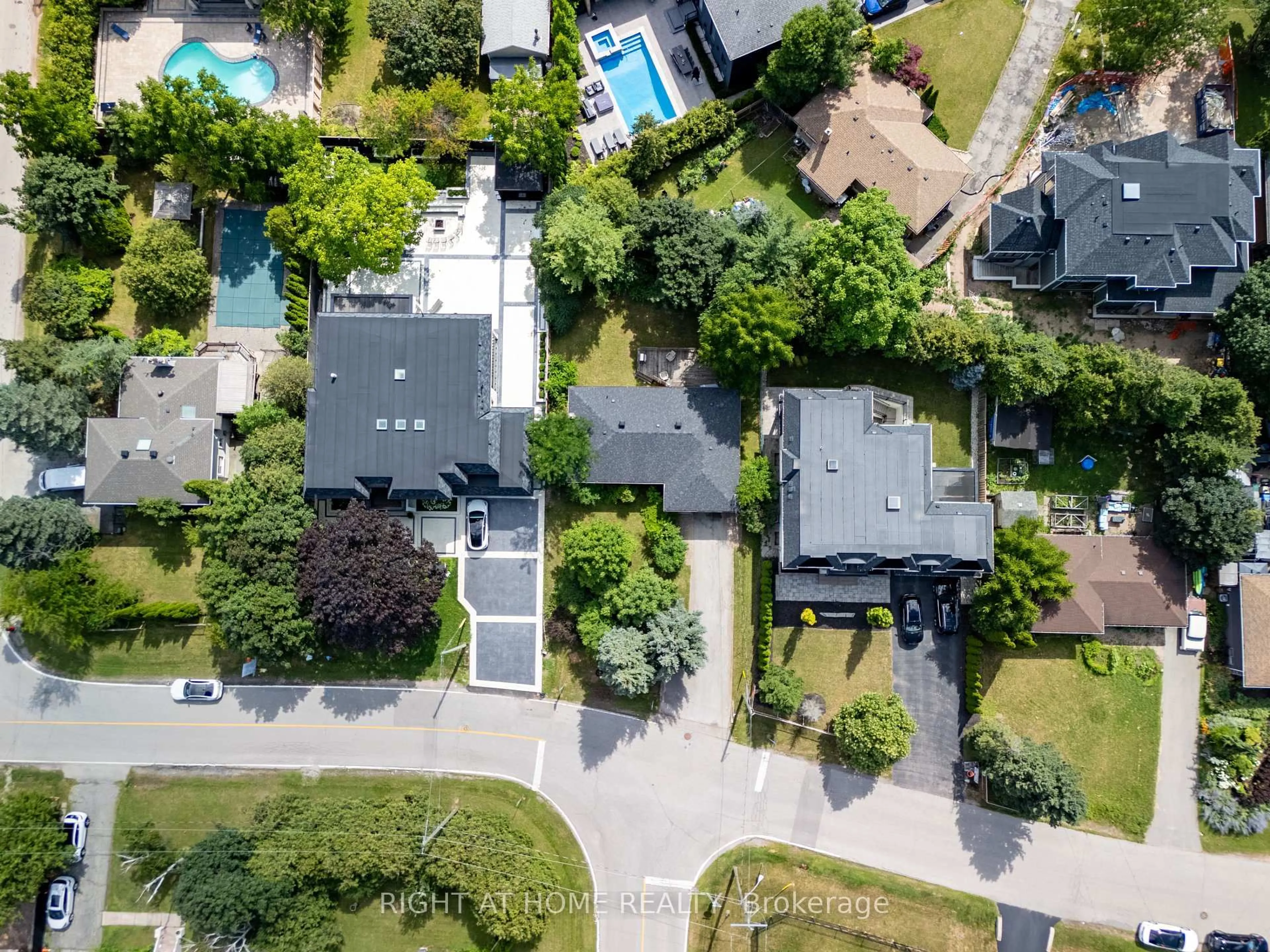 A pic from outside/outdoor area/front of a property/back of a property/a pic from drone, street for 398 Tennyson Dr, Oakville Ontario L6L 3Z1