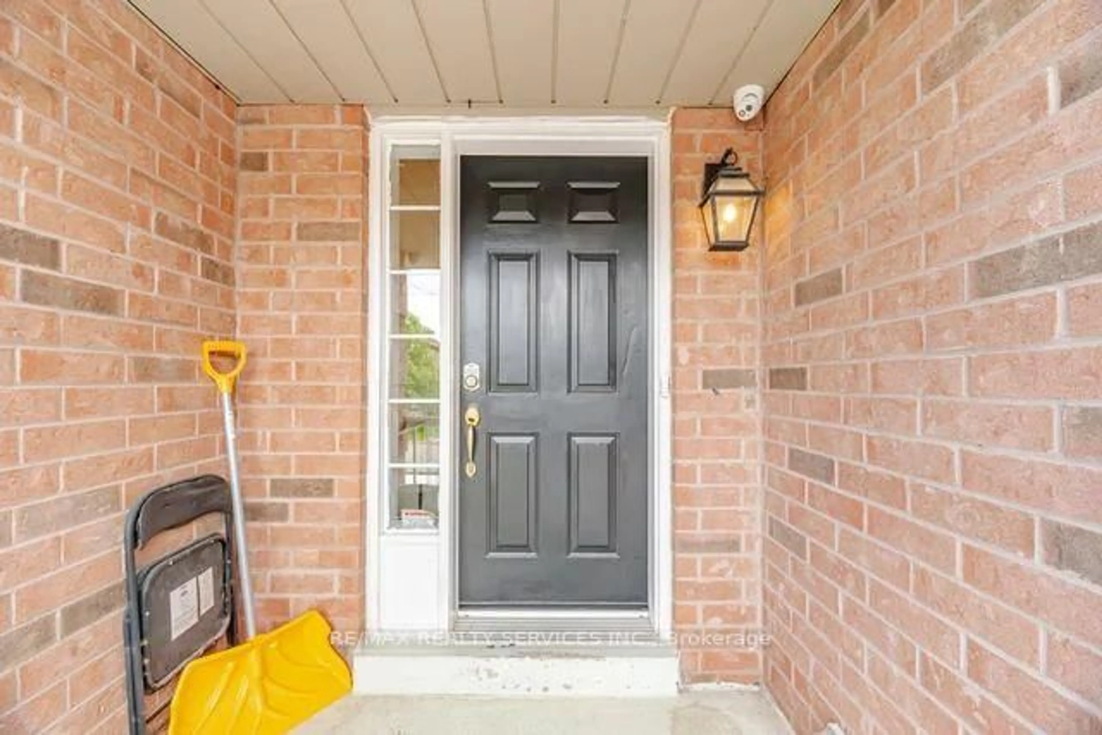 Indoor entryway for 75 Wilmont Crt, Brampton Ontario L6X 4Z7