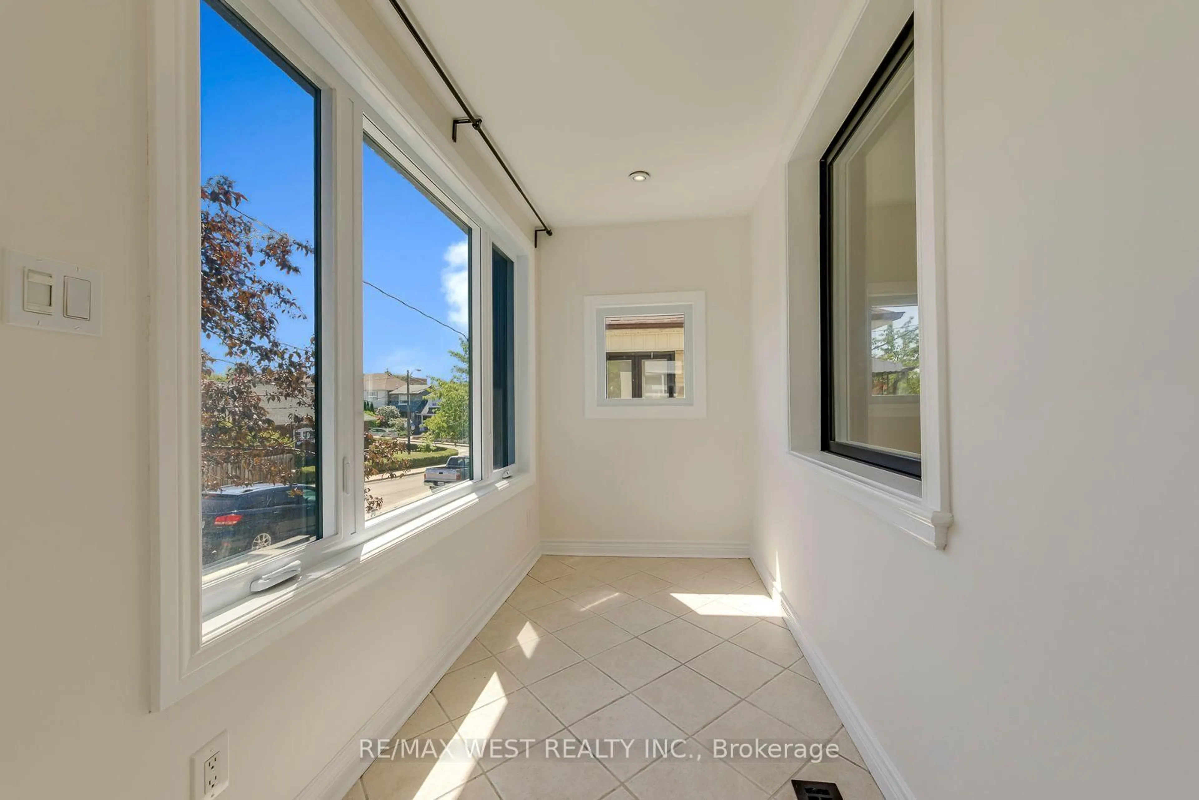 Indoor entryway for 286 Gilbert Ave, Toronto Ontario M6E 4W7