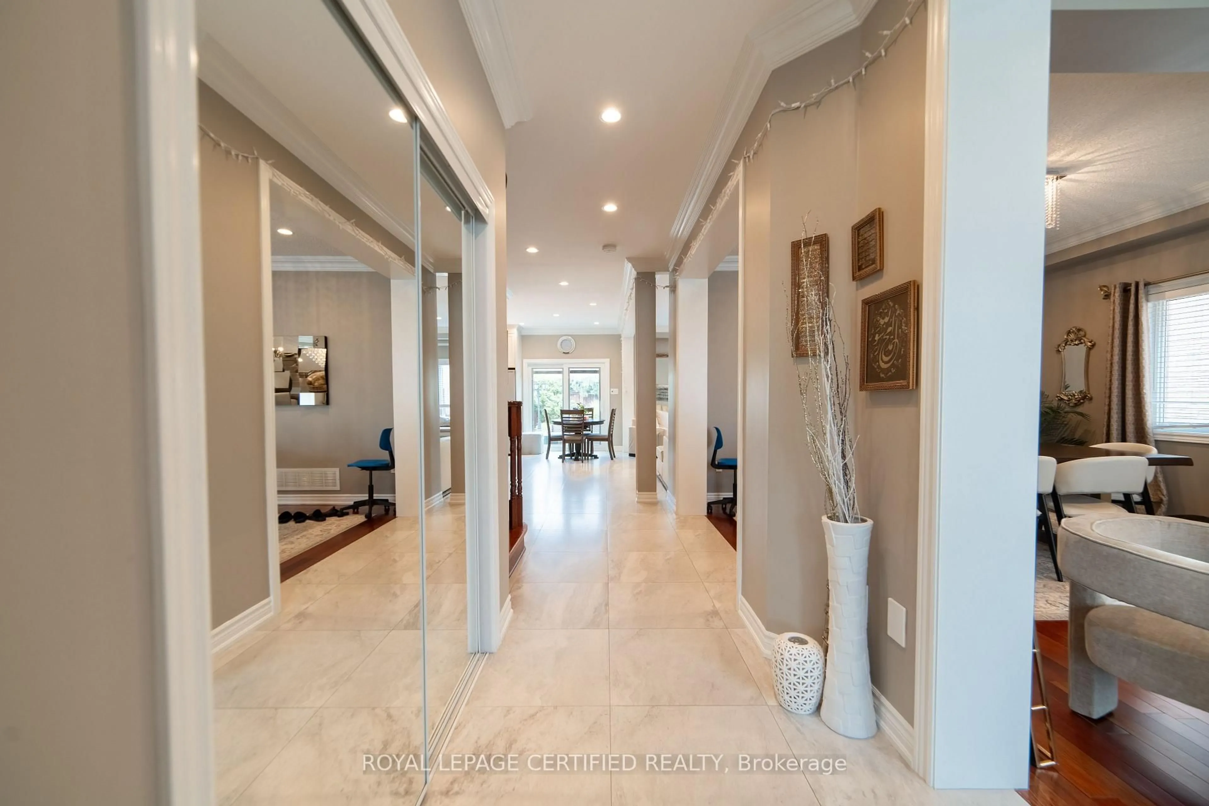 Indoor foyer for 2367 Eighth Line, Oakville Ontario L6H 7L7