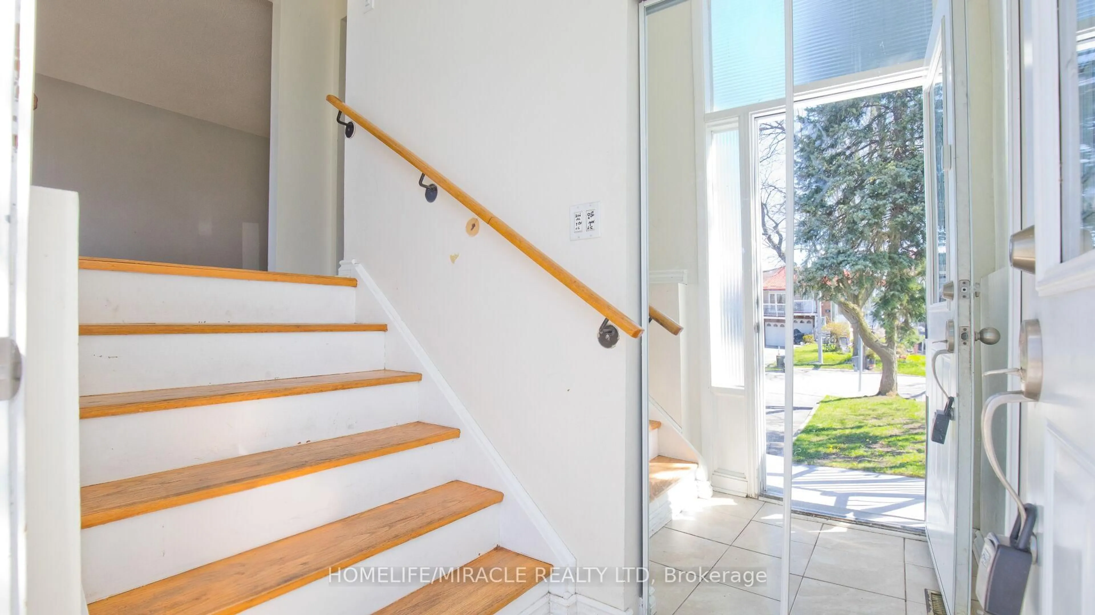 Indoor foyer for 38 Medici Pl, Brampton Ontario L6S 3C6