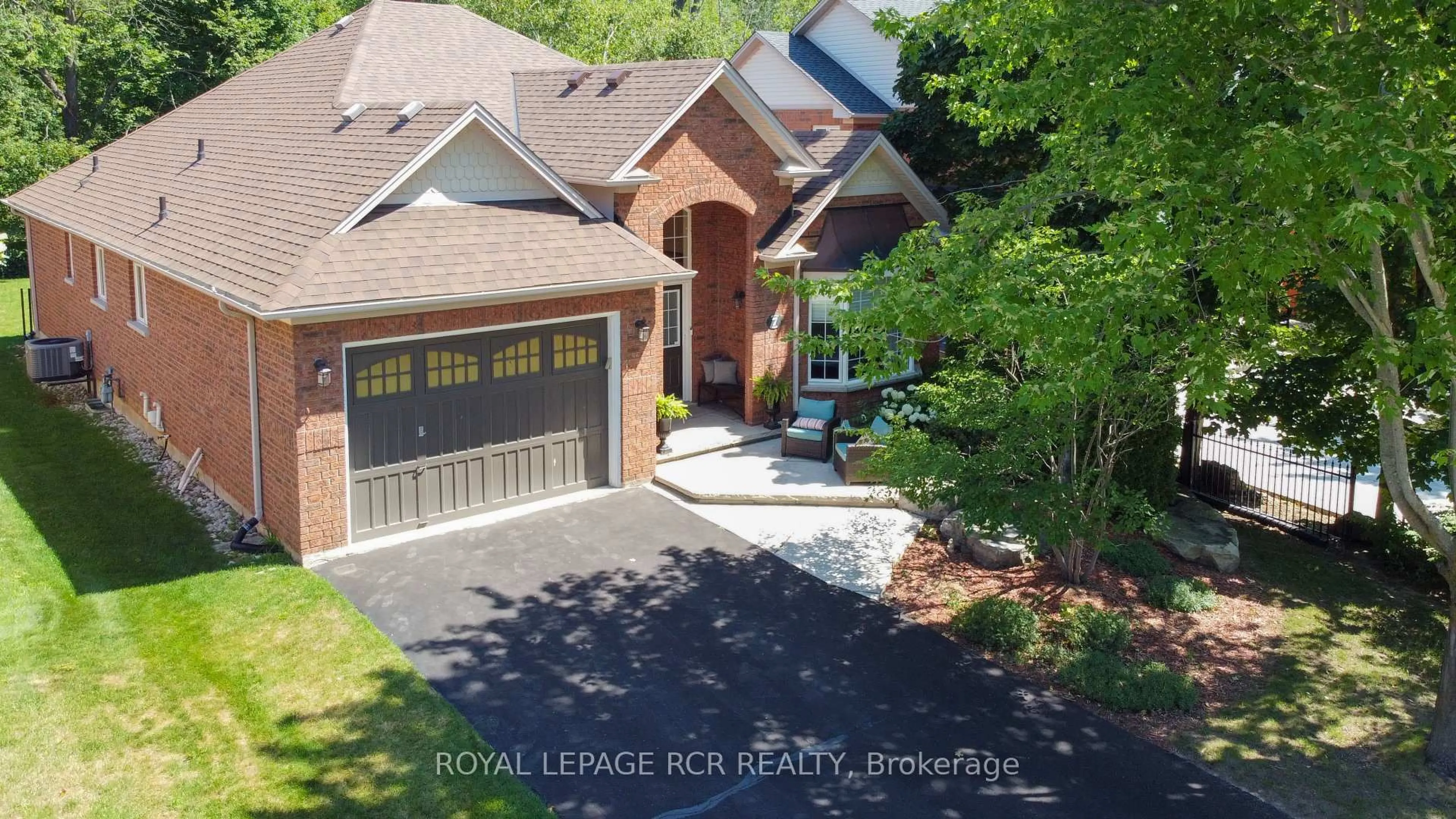A pic from outside/outdoor area/front of a property/back of a property/a pic from drone, street for 7 Putney Rd, Caledon Ontario L7C 1R4
