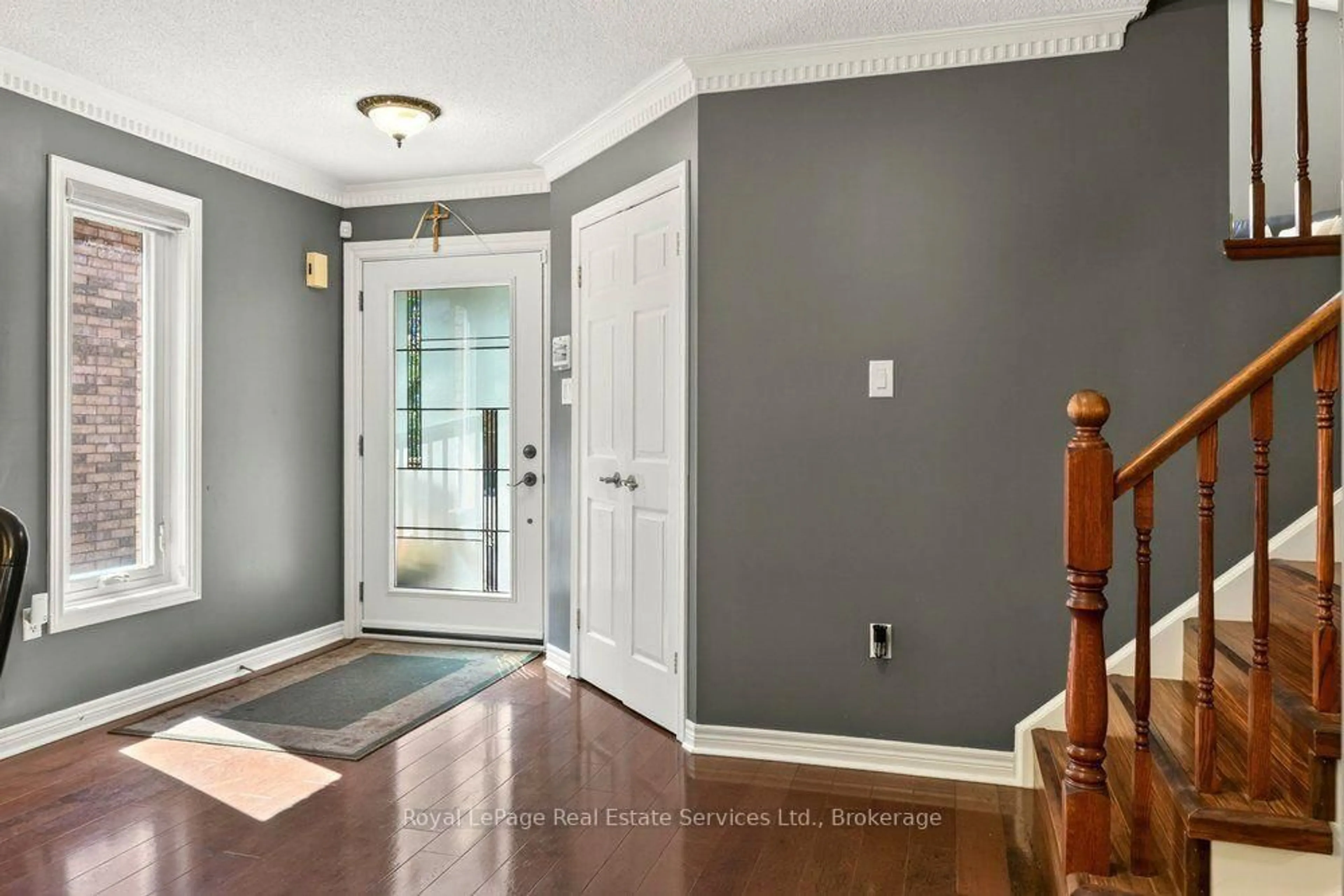 Indoor entryway for 2054 Westmount Dr, Oakville Ontario L6M 3P2