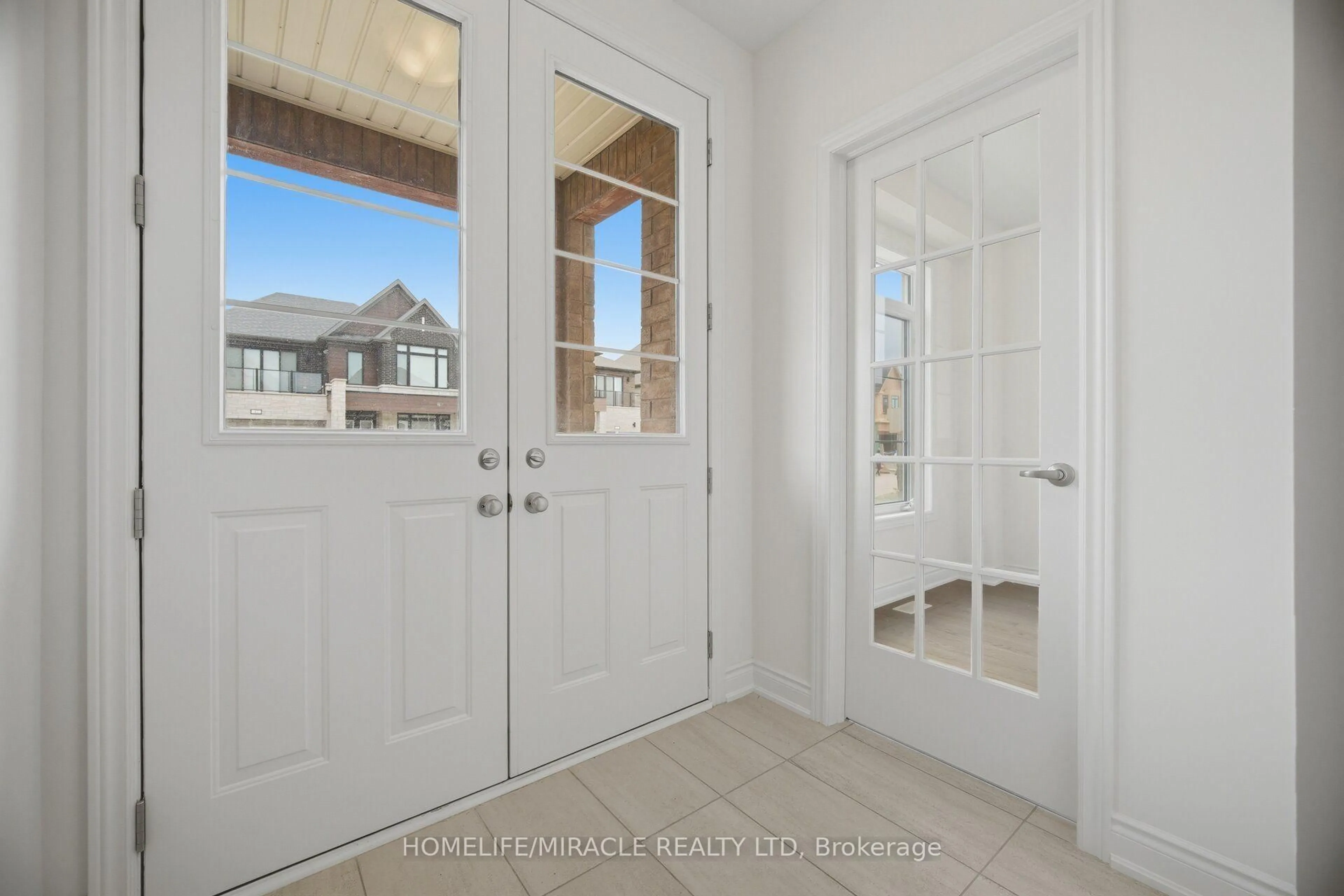 Indoor entryway for 46 Stratford Dr, Caledon Ontario L7C 4N4