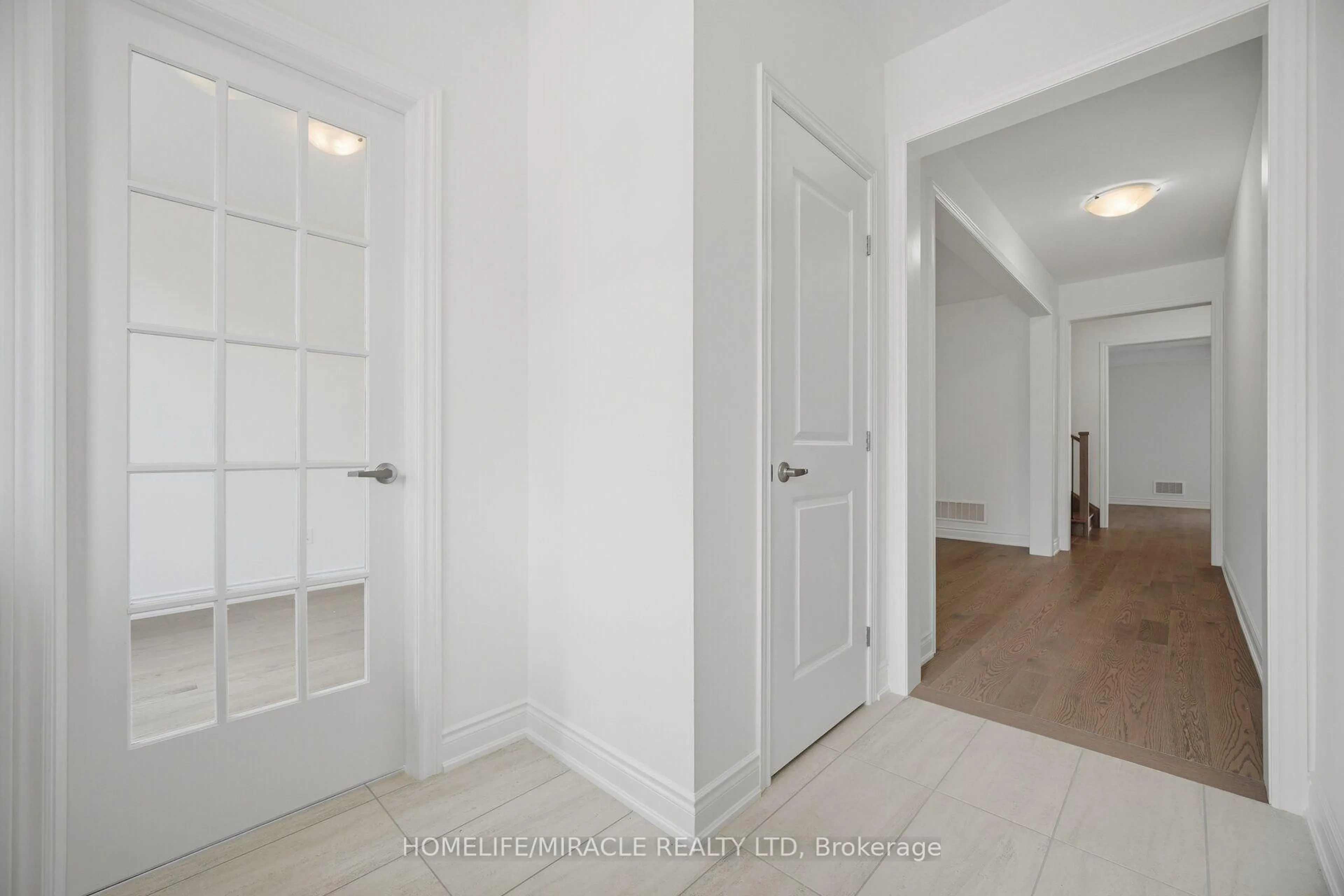 Indoor entryway for 46 Stratford Dr, Caledon Ontario L7C 4N4
