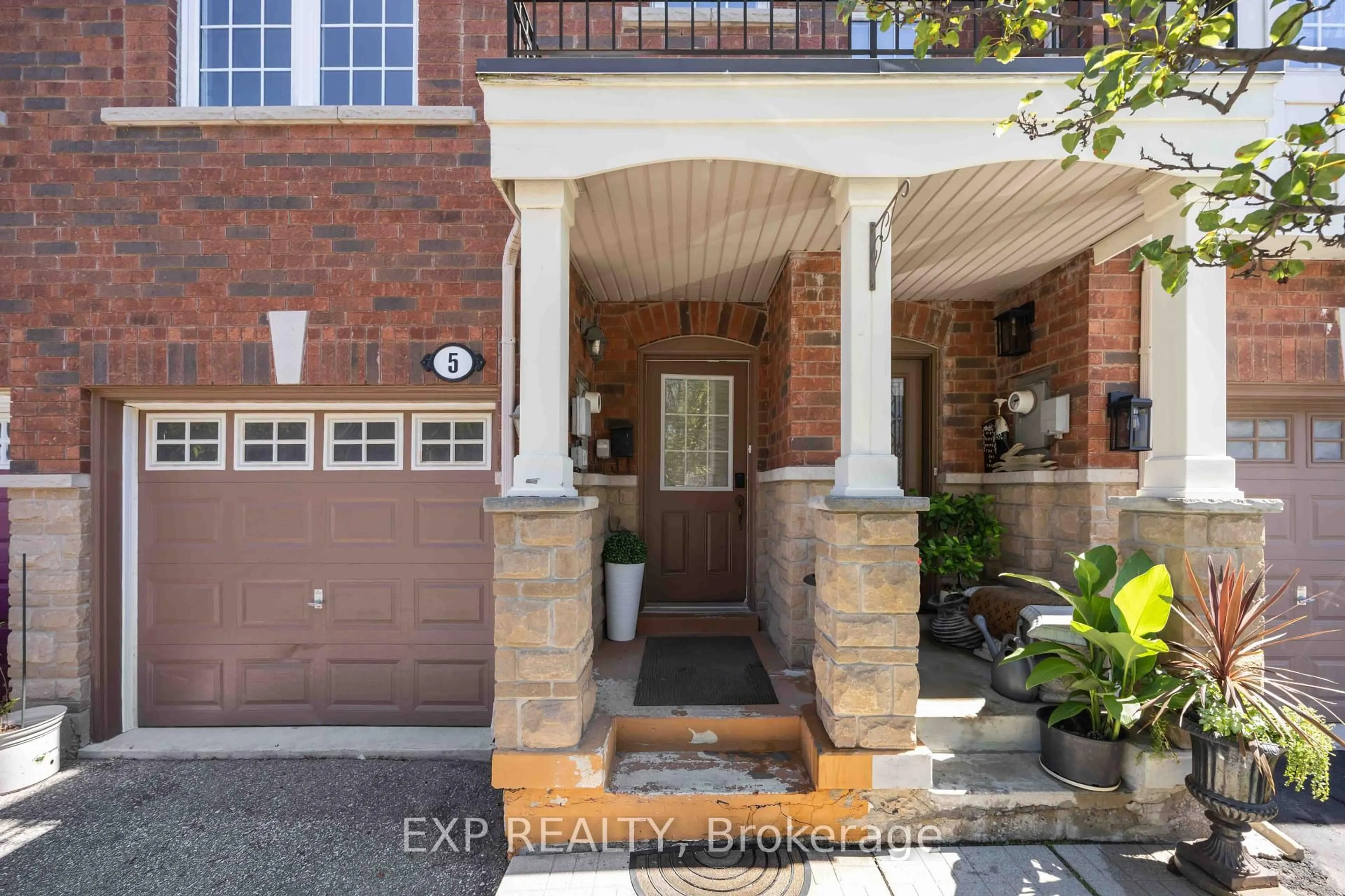 Indoor entryway for 5 Garden Park Lane, Brampton Ontario L6X 0H1