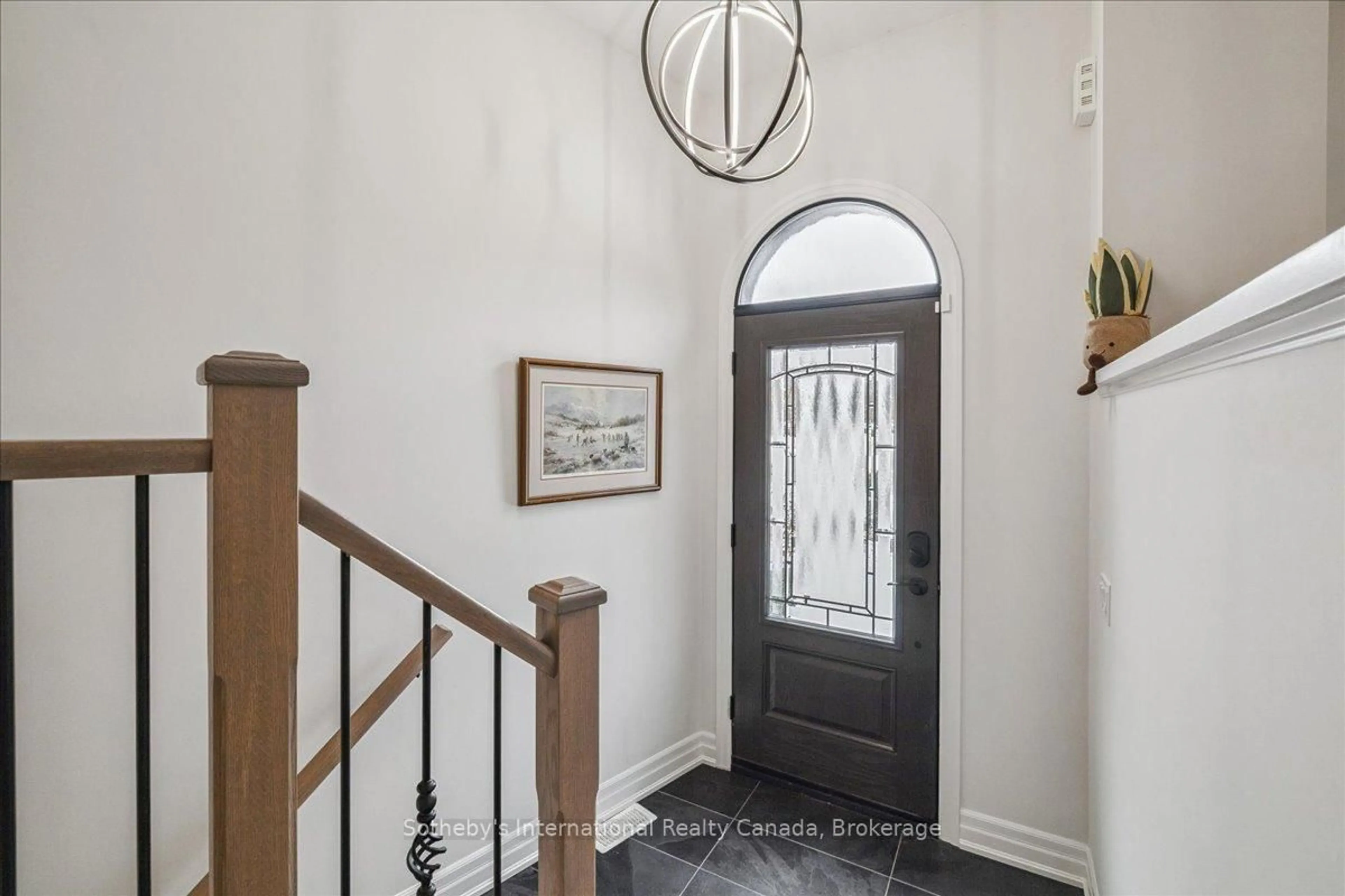 Indoor entryway for 10 Southwind Terr, Oakville Ontario L6L 6K5