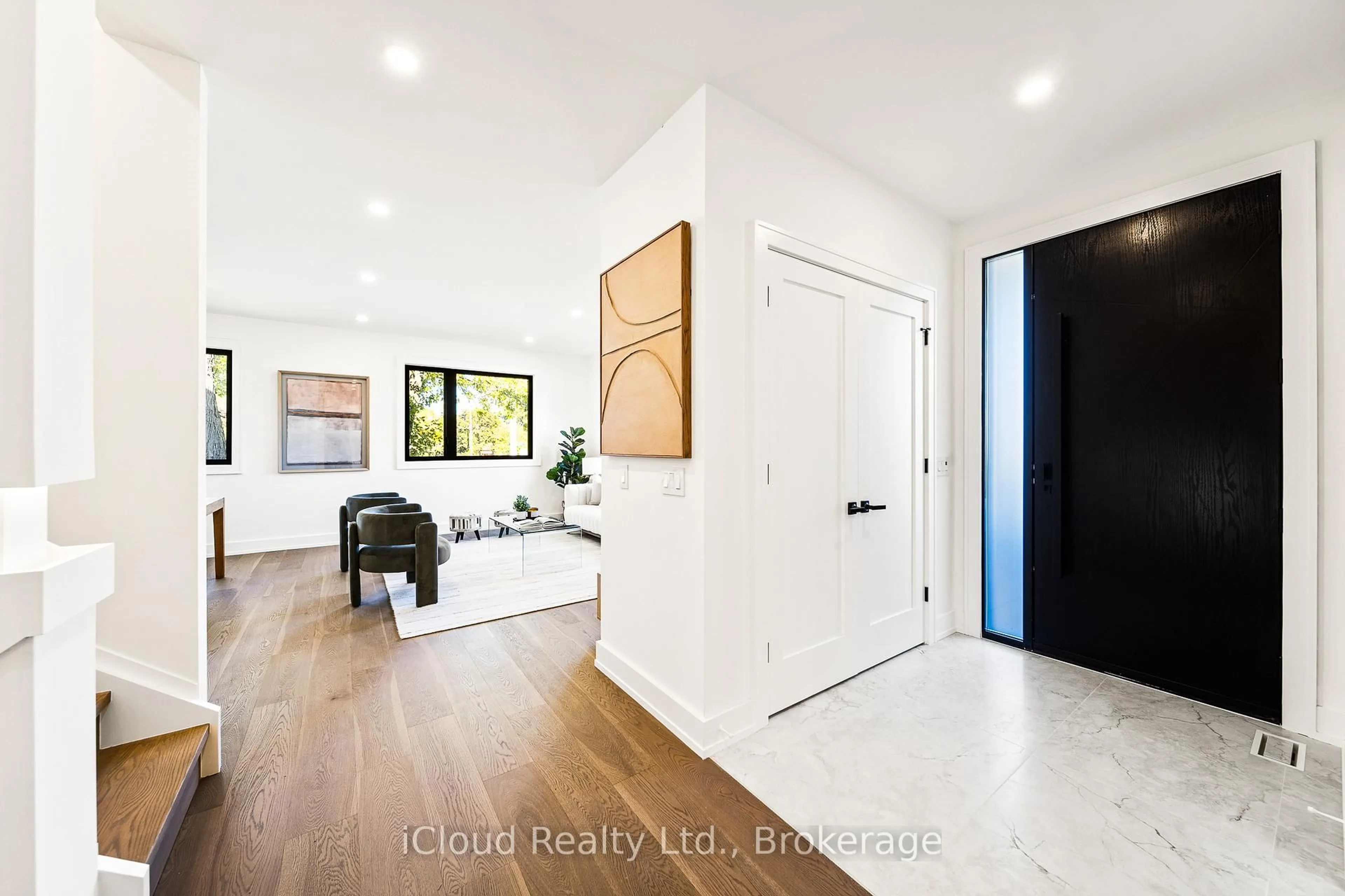 Indoor entryway for 1140 Ogden Ave, Mississauga Ontario L5E 2G9