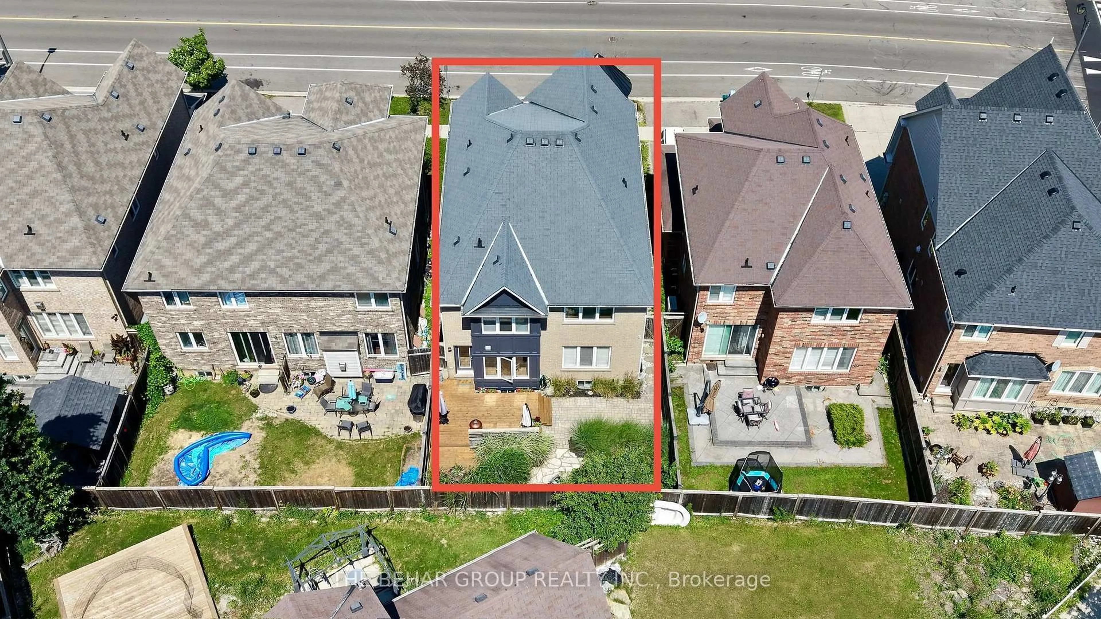 A pic from outside/outdoor area/front of a property/back of a property/a pic from drone, street for 328 Savoline Blvd, Milton Ontario L9T 7M3
