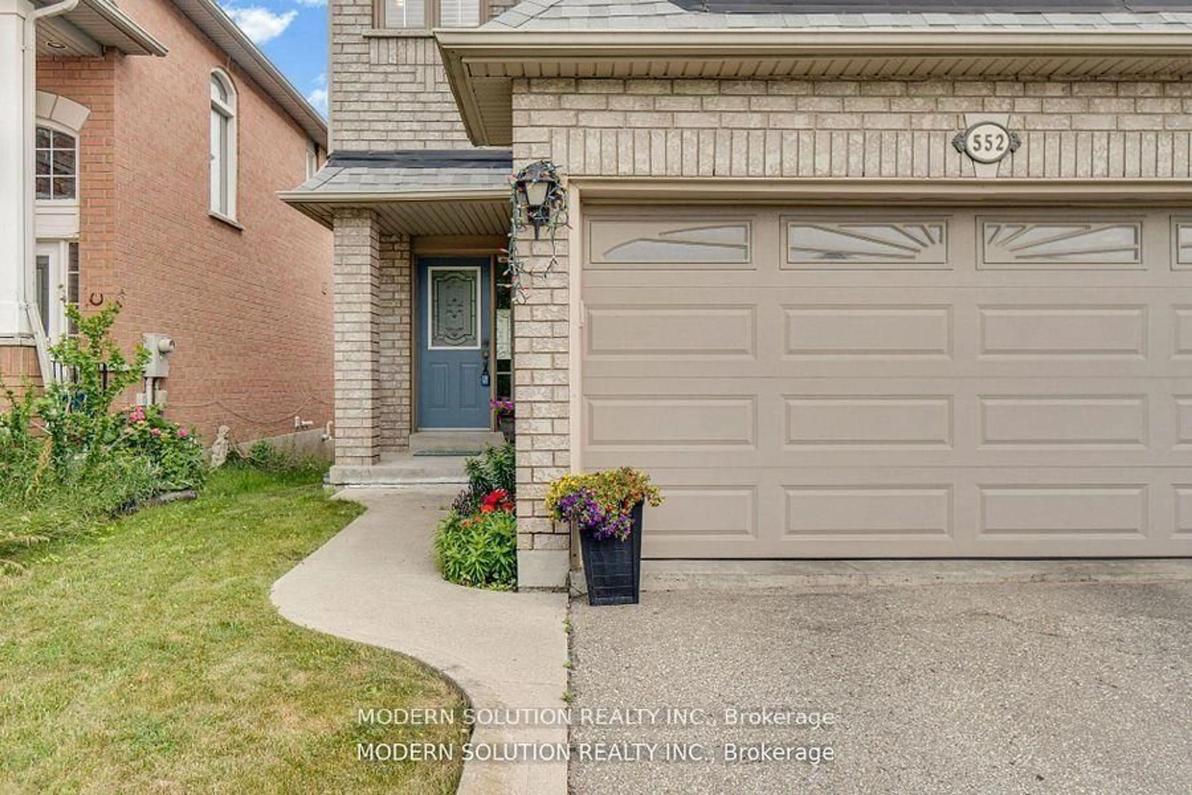 Home with brick exterior material, street for 552 Wildgrass Rd, Mississauga Ontario L5B 4H7