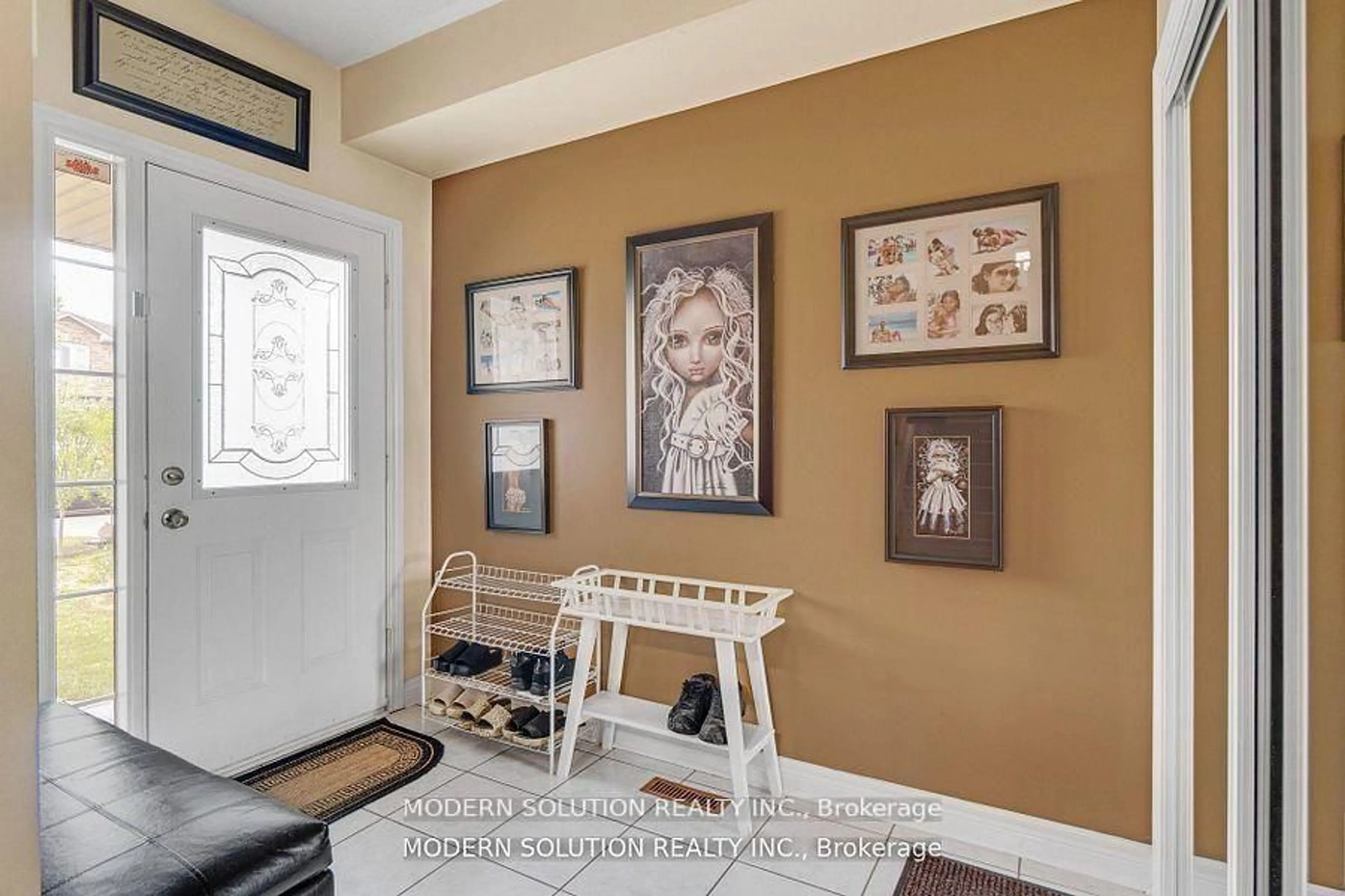 Indoor entryway for 552 Wildgrass Rd, Mississauga Ontario L5B 4H7