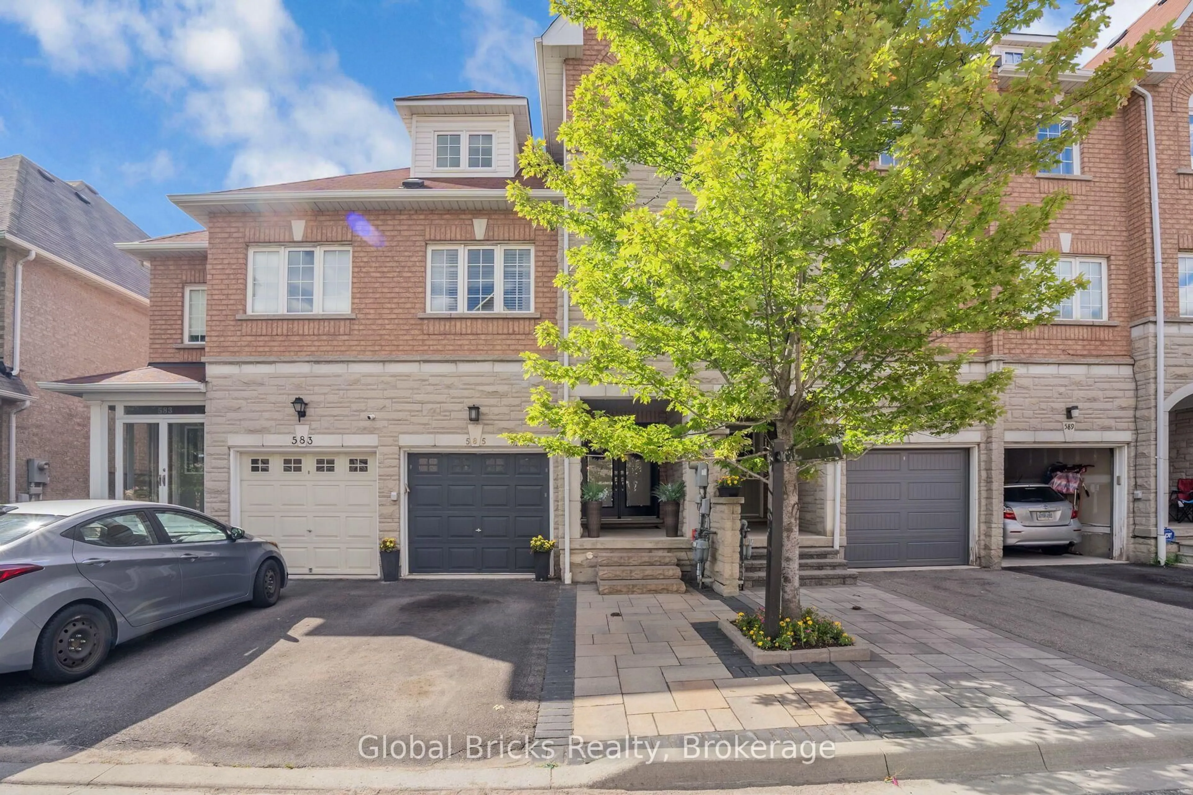 A pic from outside/outdoor area/front of a property/back of a property/a pic from drone, street for 585 Candlestick Circ, Mississauga Ontario L4Z 0B3