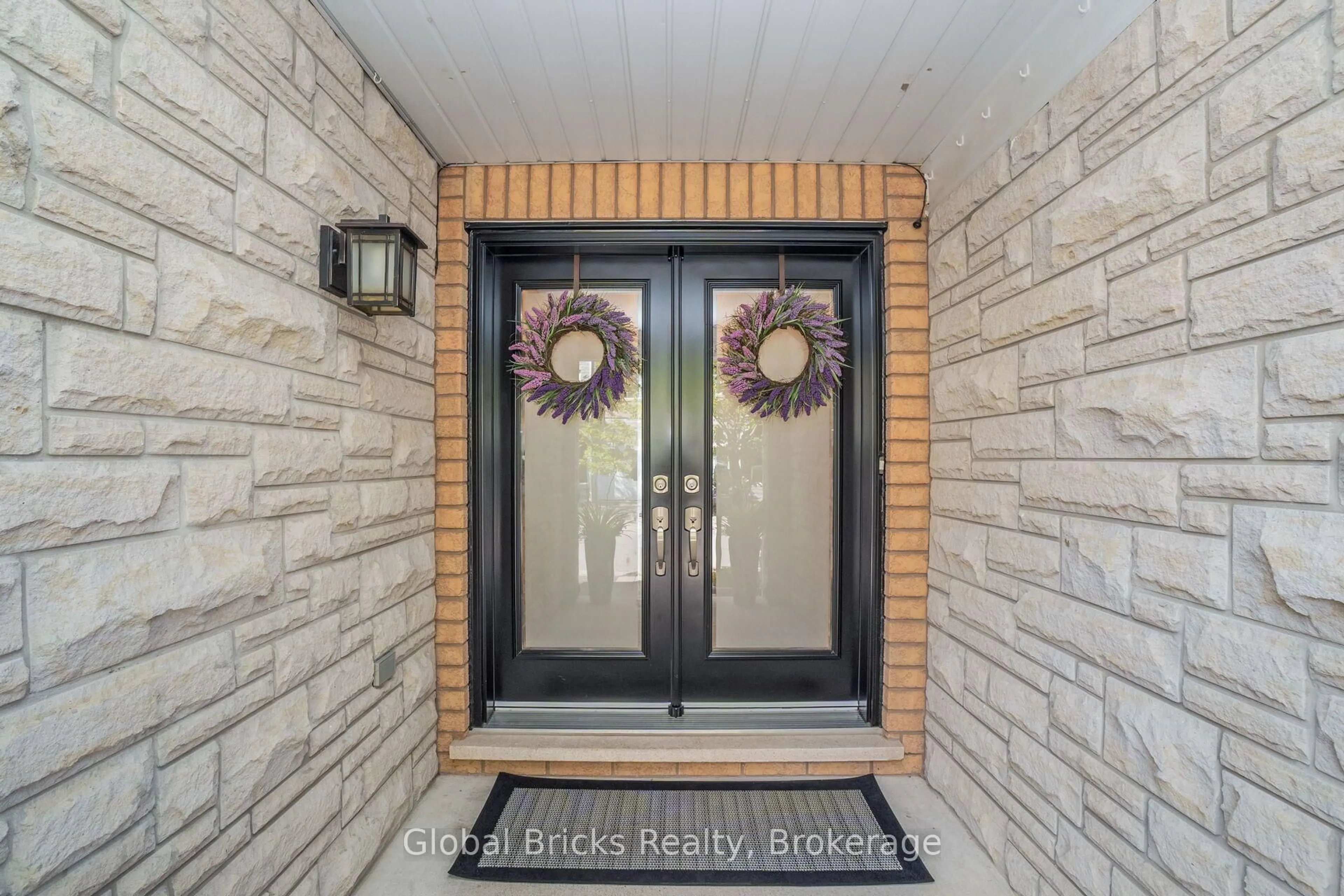 Indoor entryway for 585 Candlestick Circ, Mississauga Ontario L4Z 0B3