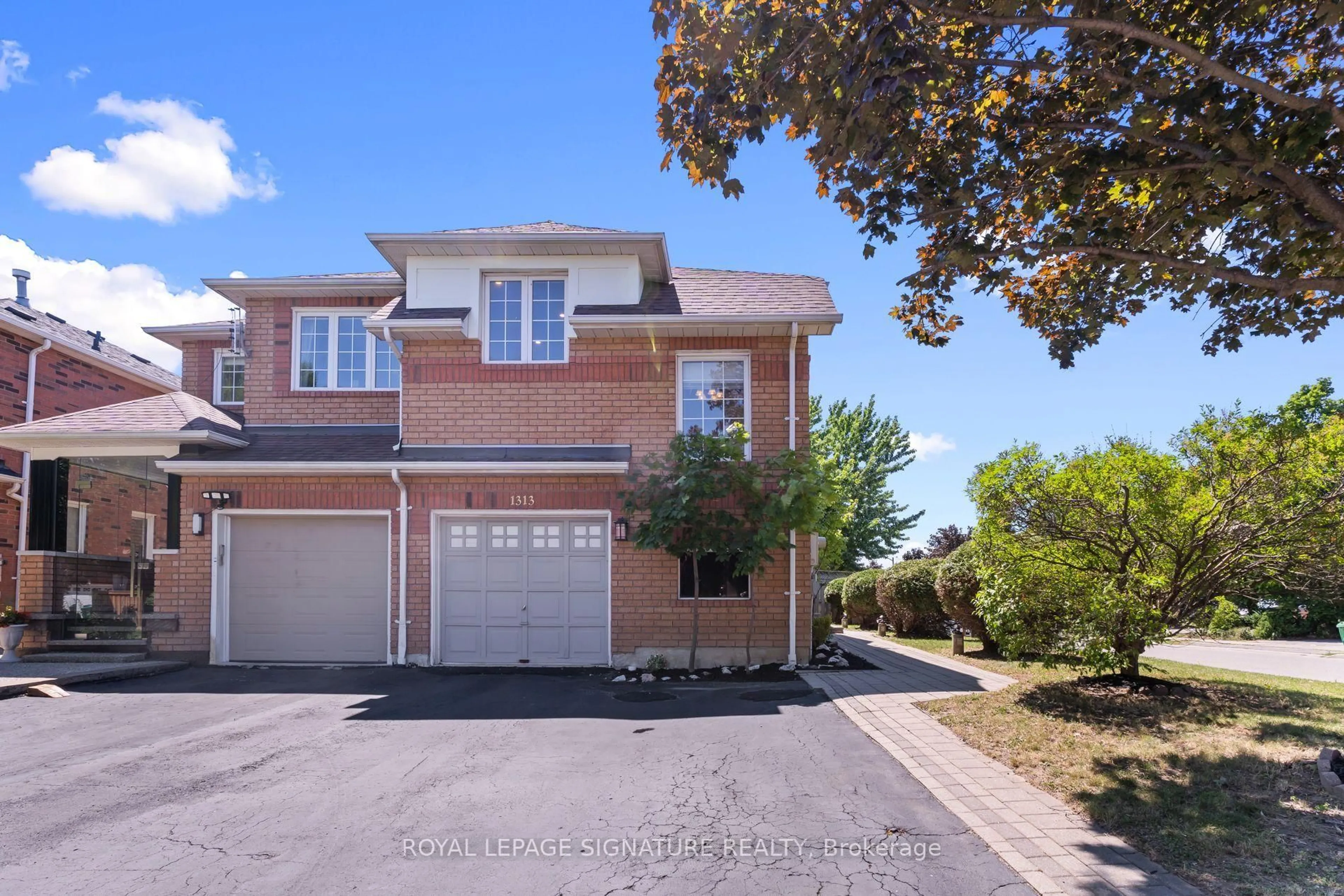 A pic from outside/outdoor area/front of a property/back of a property/a pic from drone, street for 1313 Inuit Tr, Mississauga Ontario L5N 7R4