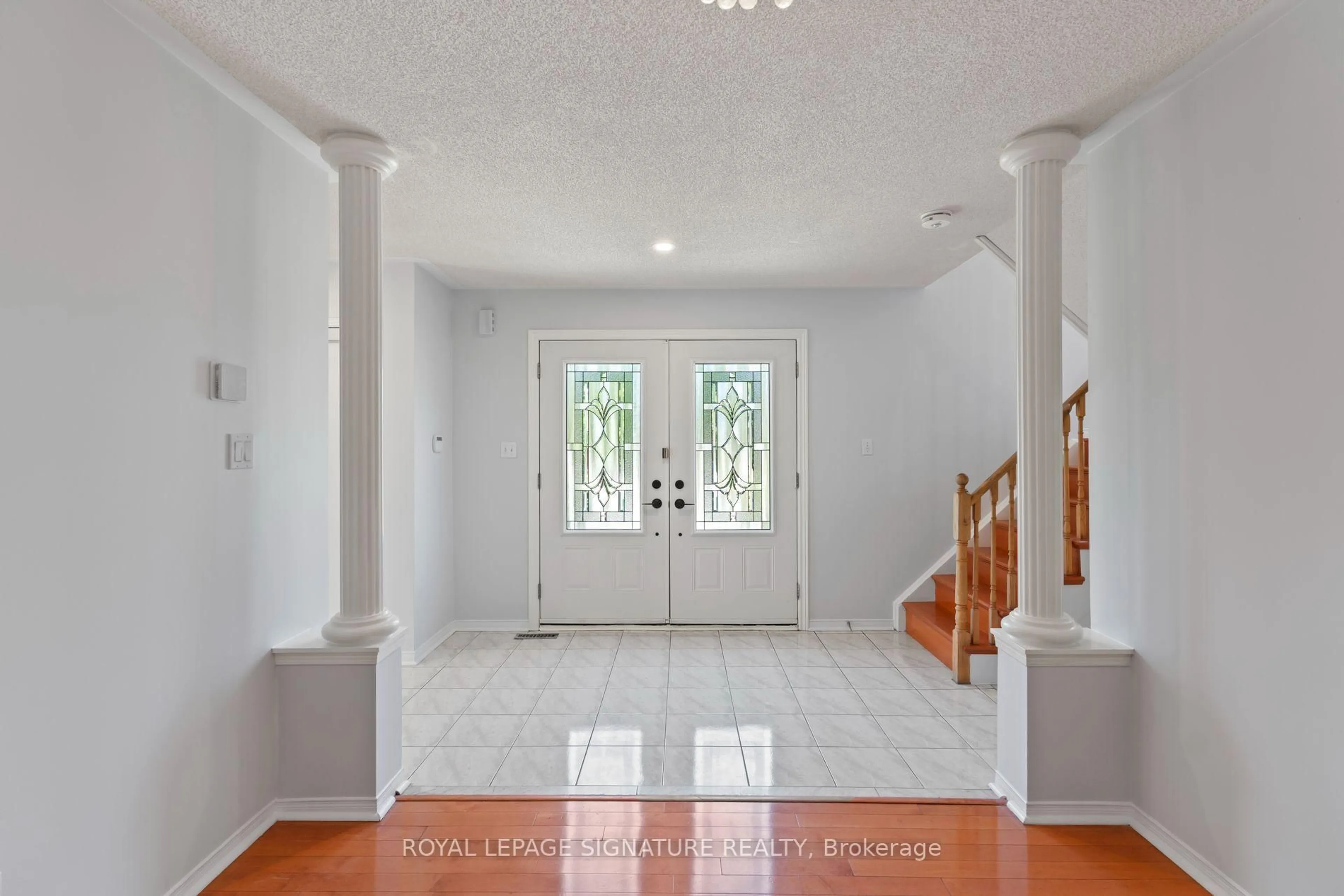 Indoor foyer for 1313 Inuit Tr, Mississauga Ontario L5N 7R4