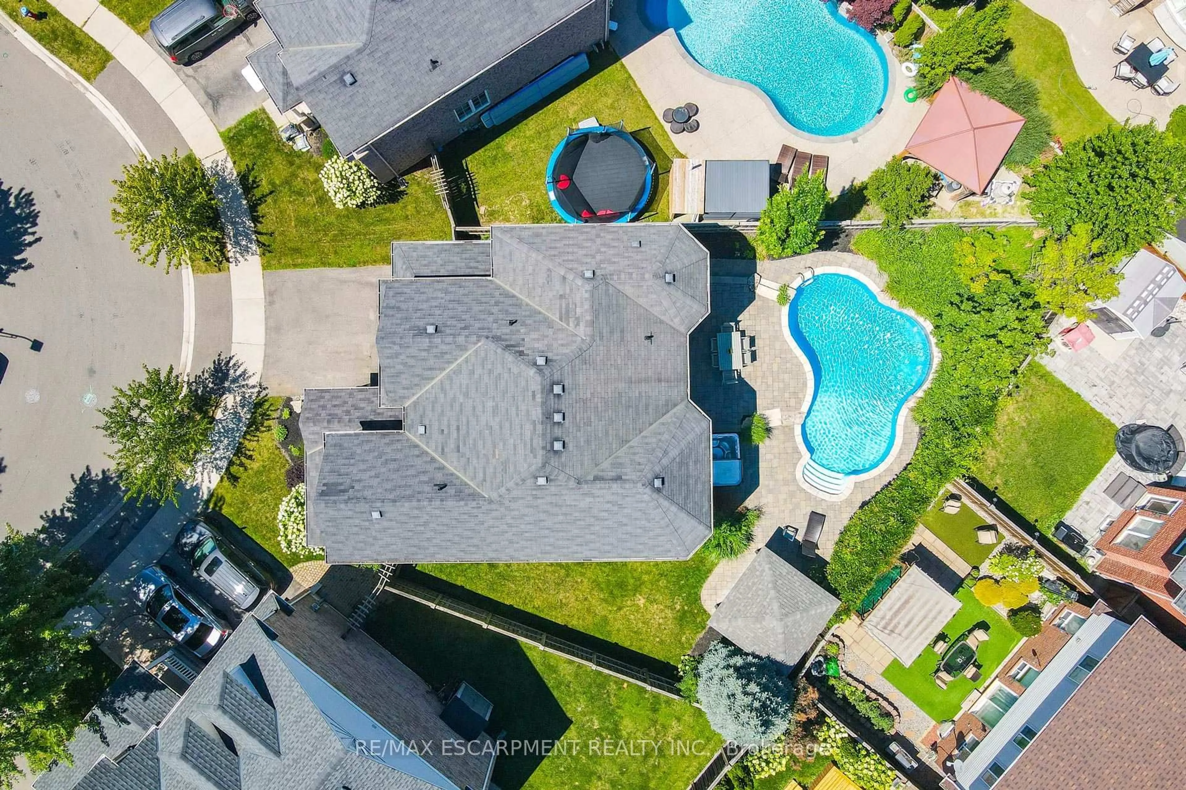 A pic from outside/outdoor area/front of a property/back of a property/a pic from drone, unknown for 1533 Morse Pl, Milton Ontario L9T 5V5