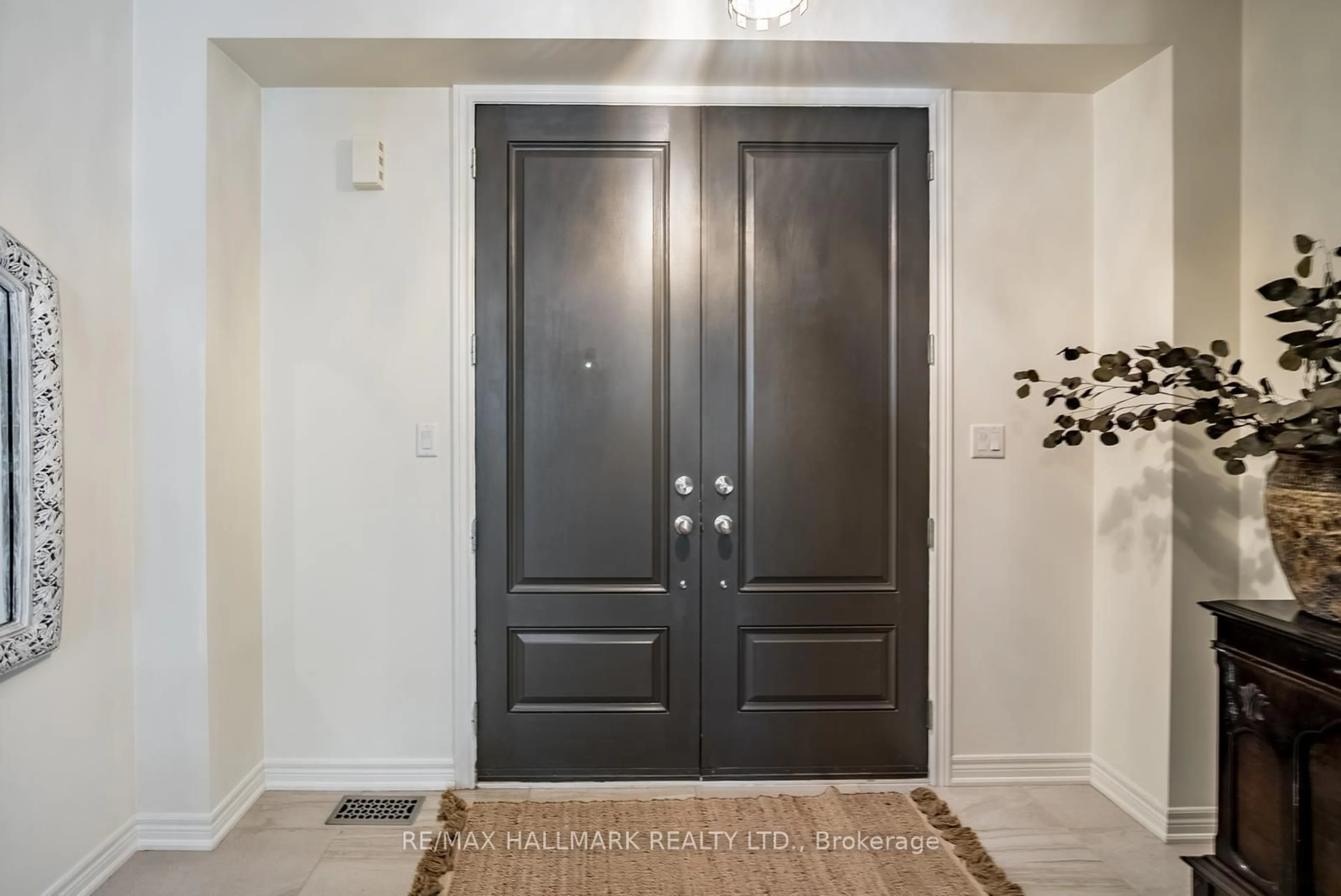 Indoor entryway for 124 Bonnie Braes Dr, Brampton Ontario L6Y 0W7