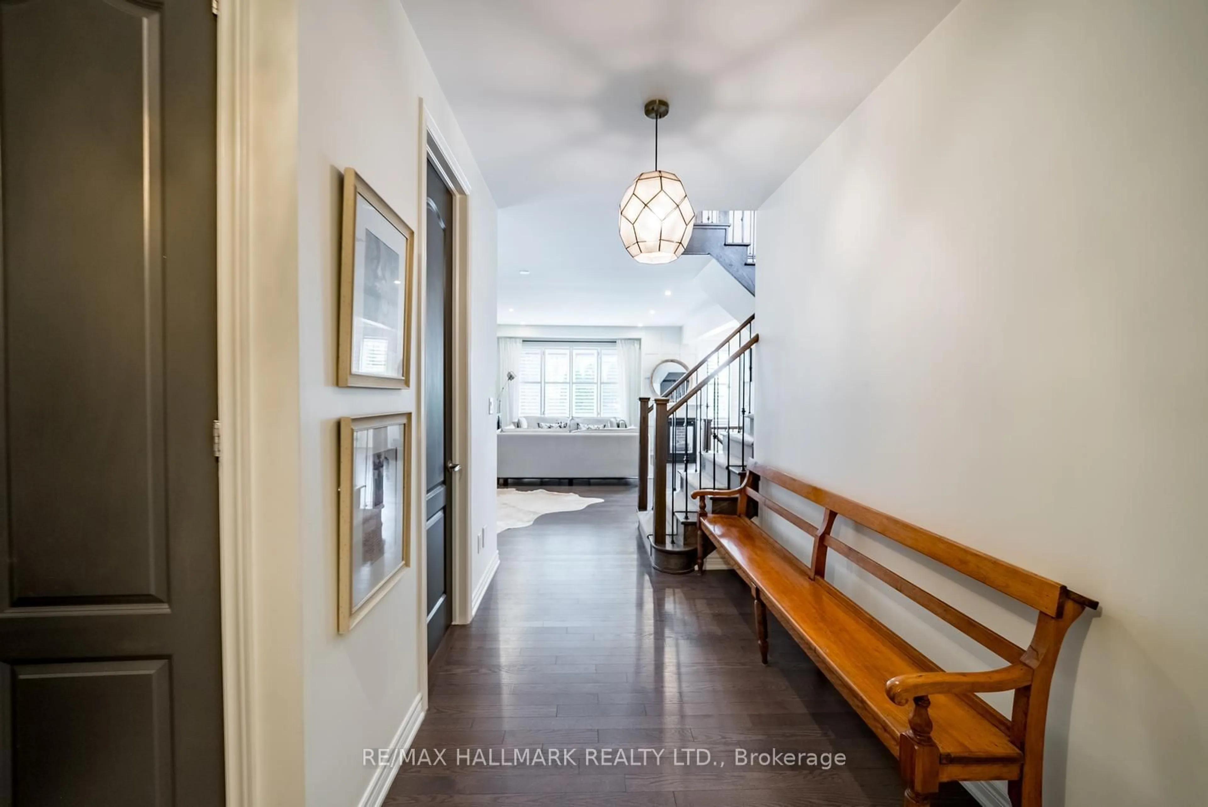 Indoor entryway for 124 Bonnie Braes Dr, Brampton Ontario L6Y 0W7