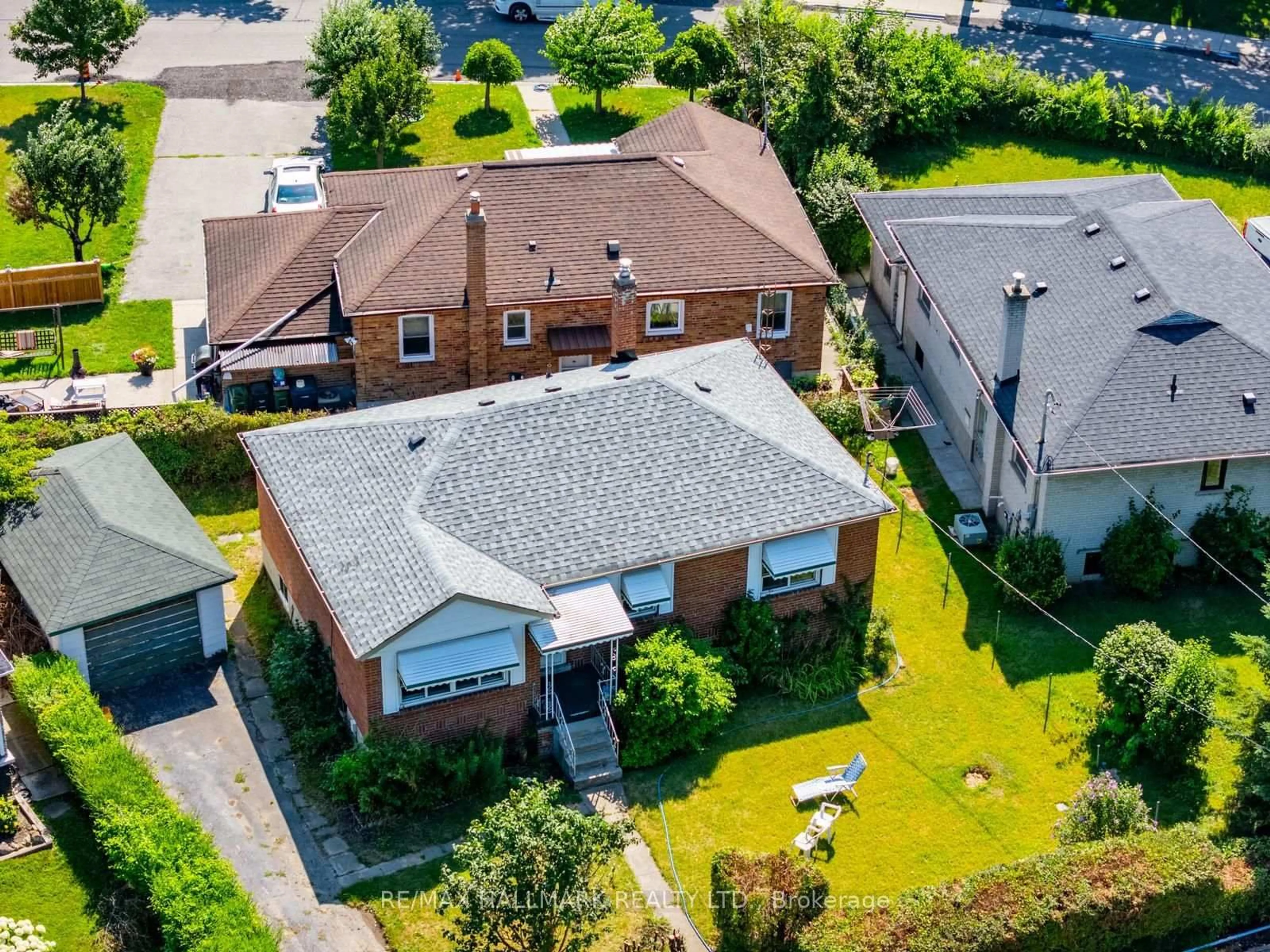 A pic from outside/outdoor area/front of a property/back of a property/a pic from drone, street for 31 Frimette Cres, Toronto Ontario M6N 4W5